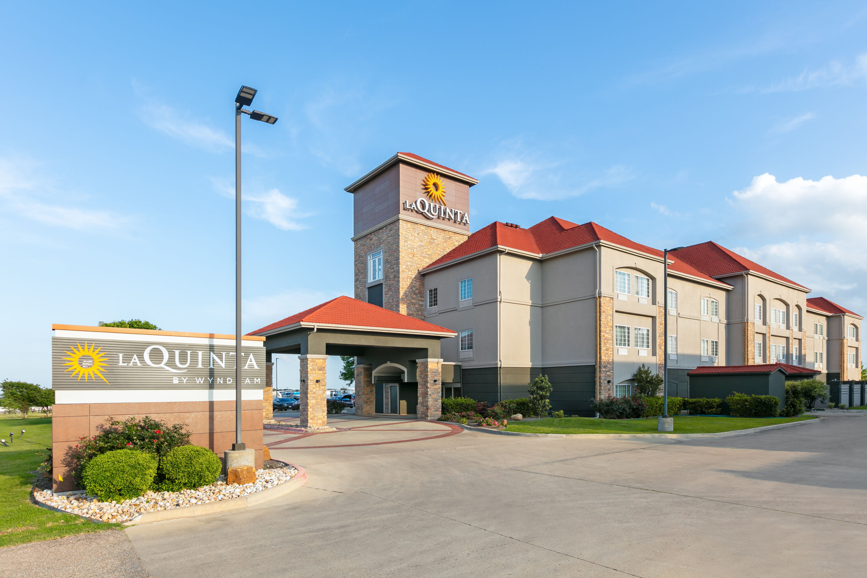 Exterior Day Image of La Quinta Inn & Suites by Wyndham Belton - Temple South hotel in Belton, Texas