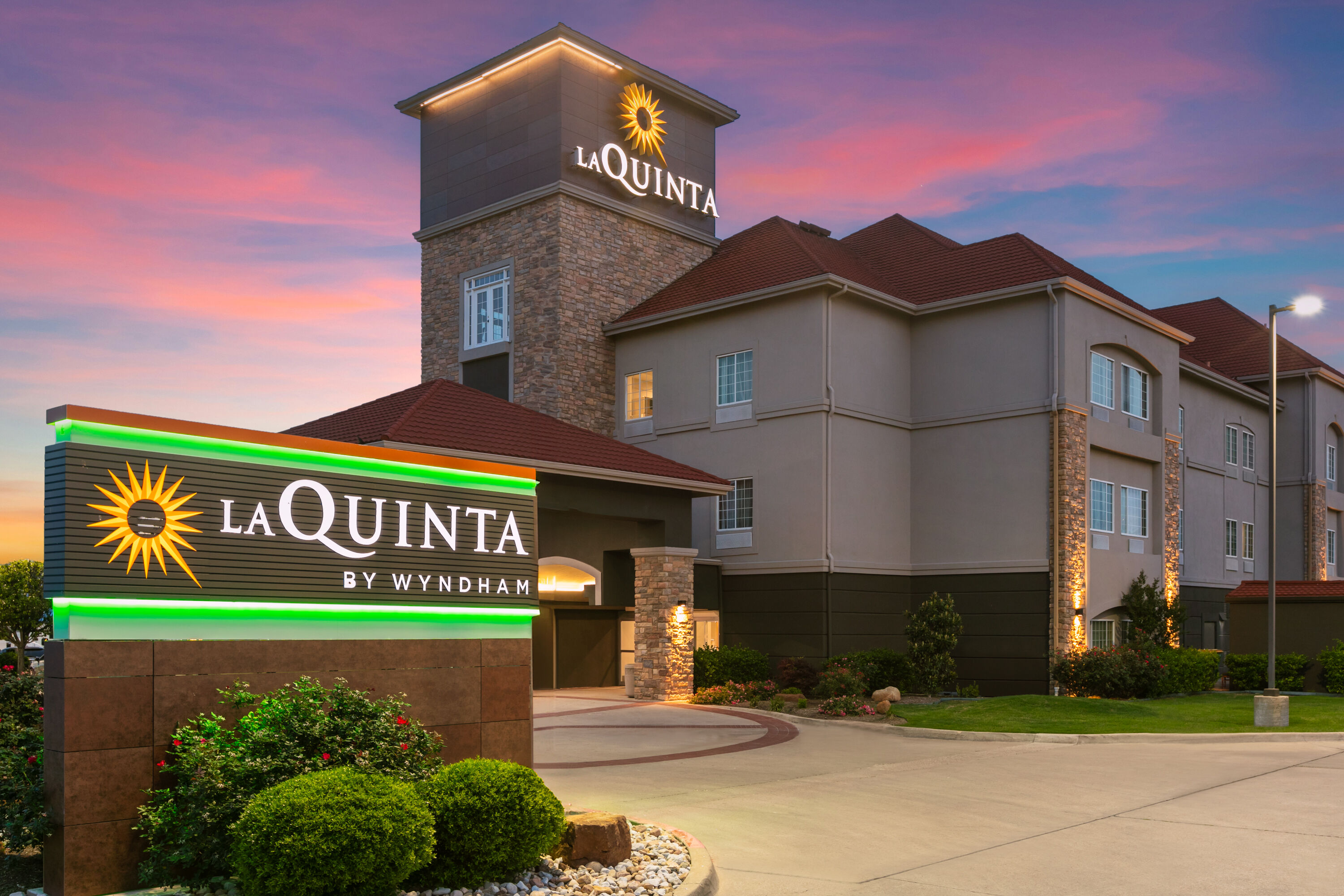 Exterior Dusk Image of La Quinta Inn & Suites by Wyndham Belton - Temple South hotel in Belton, Texas