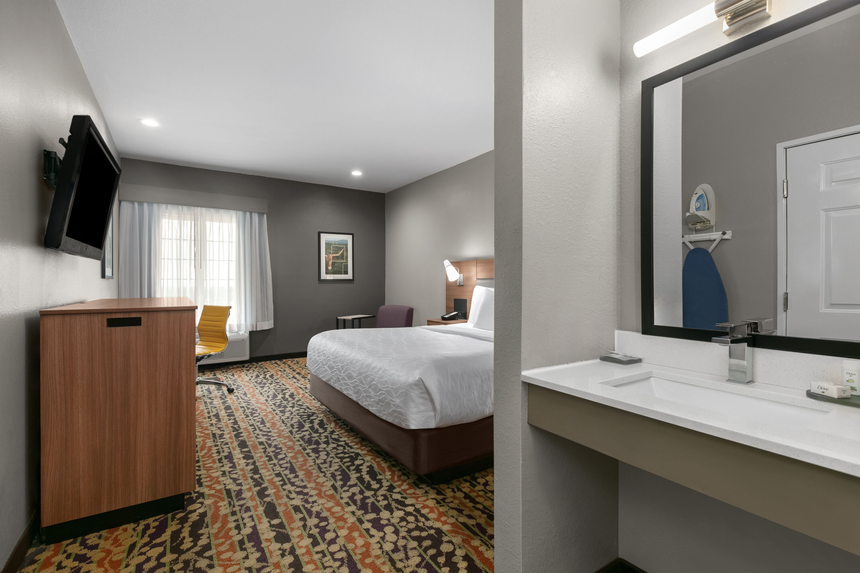 Guest room at the La Quinta Inn & Suites by Wyndham Belton - Temple South in Belton, Texas