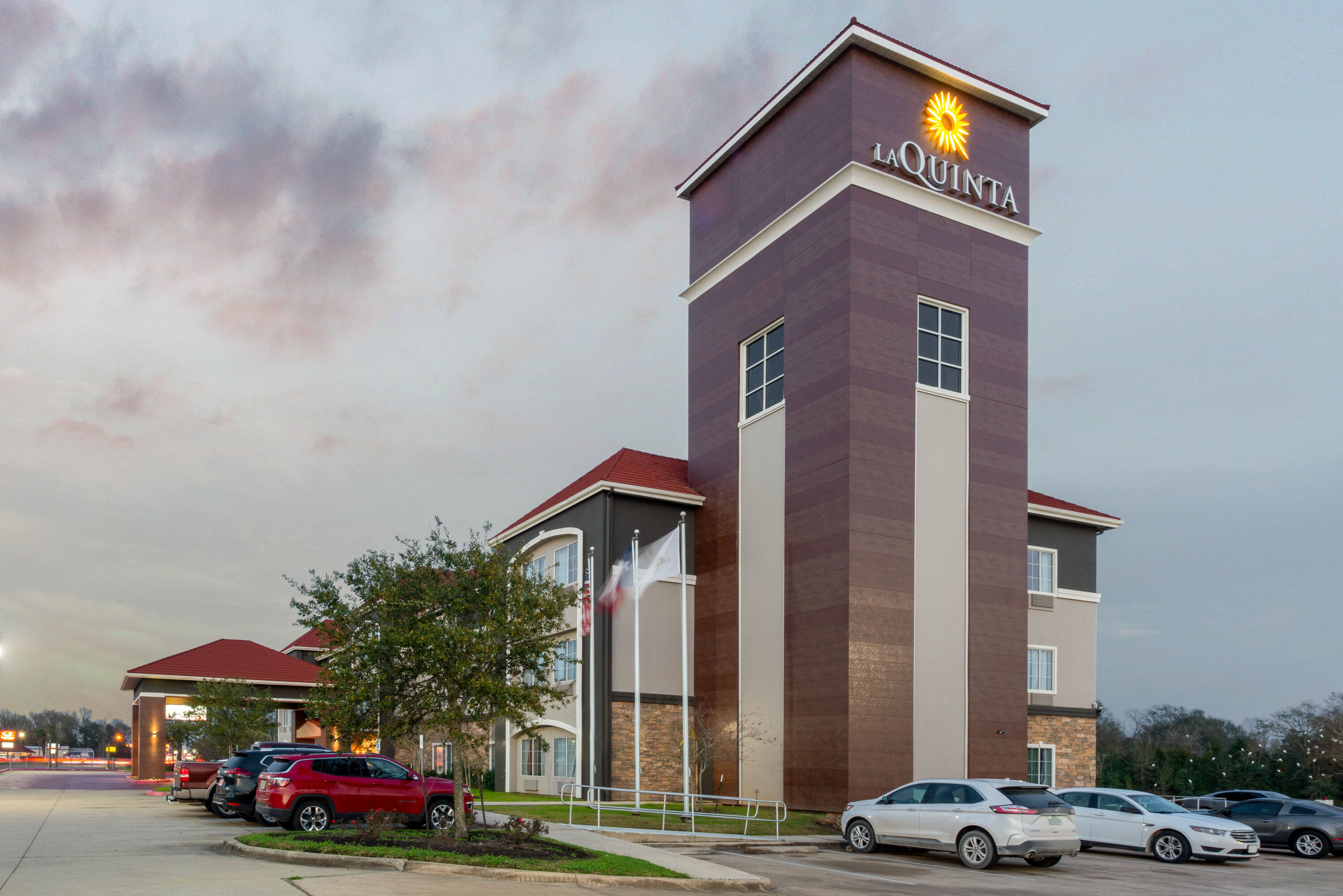 Exterior Dusk Image of La Quinta Inn & Suites by Wyndham Bridge City hotel in Bridge City, Texas