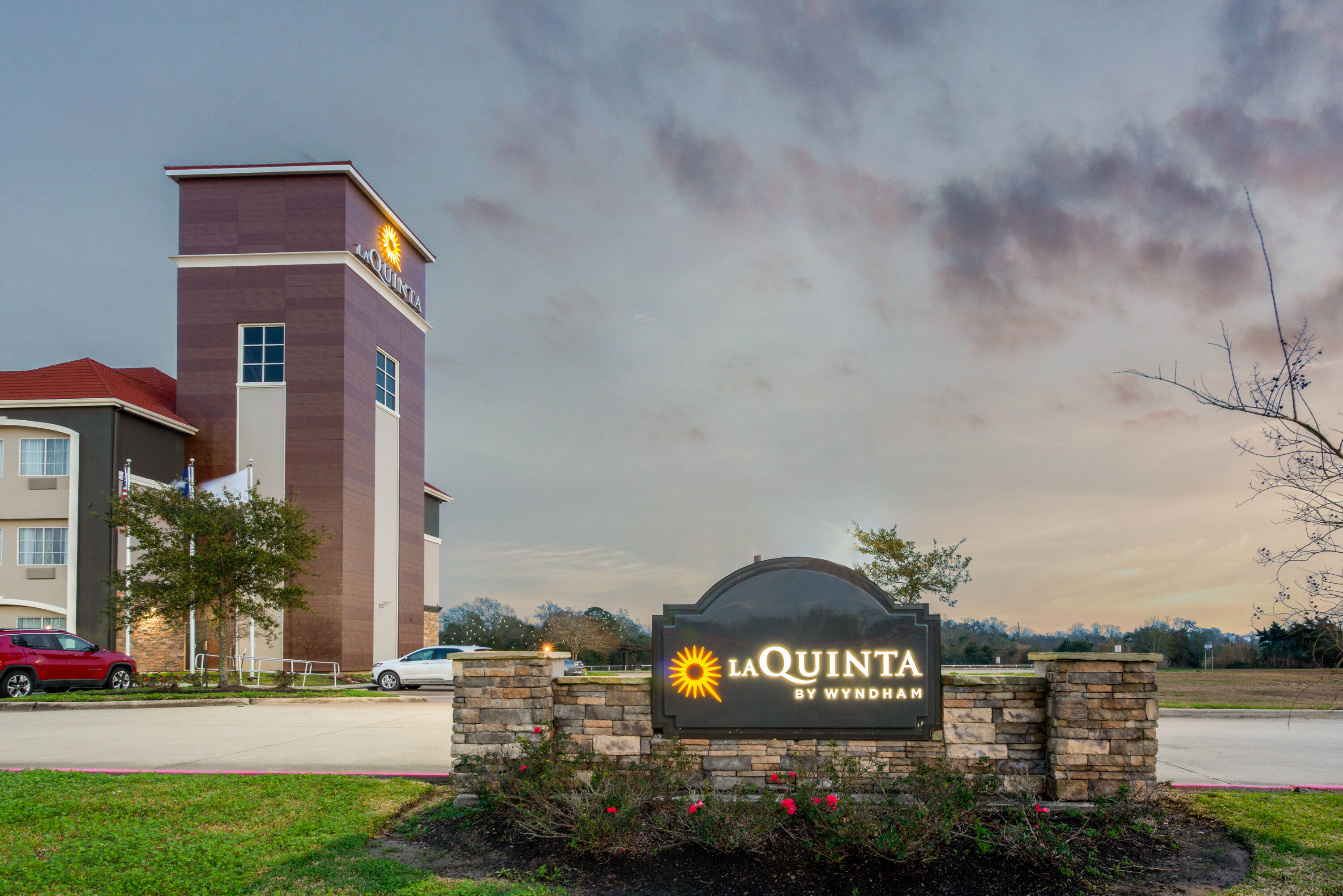 Exterior Dusk Image of La Quinta Inn & Suites by Wyndham Bridge City hotel in Bridge City, Texas