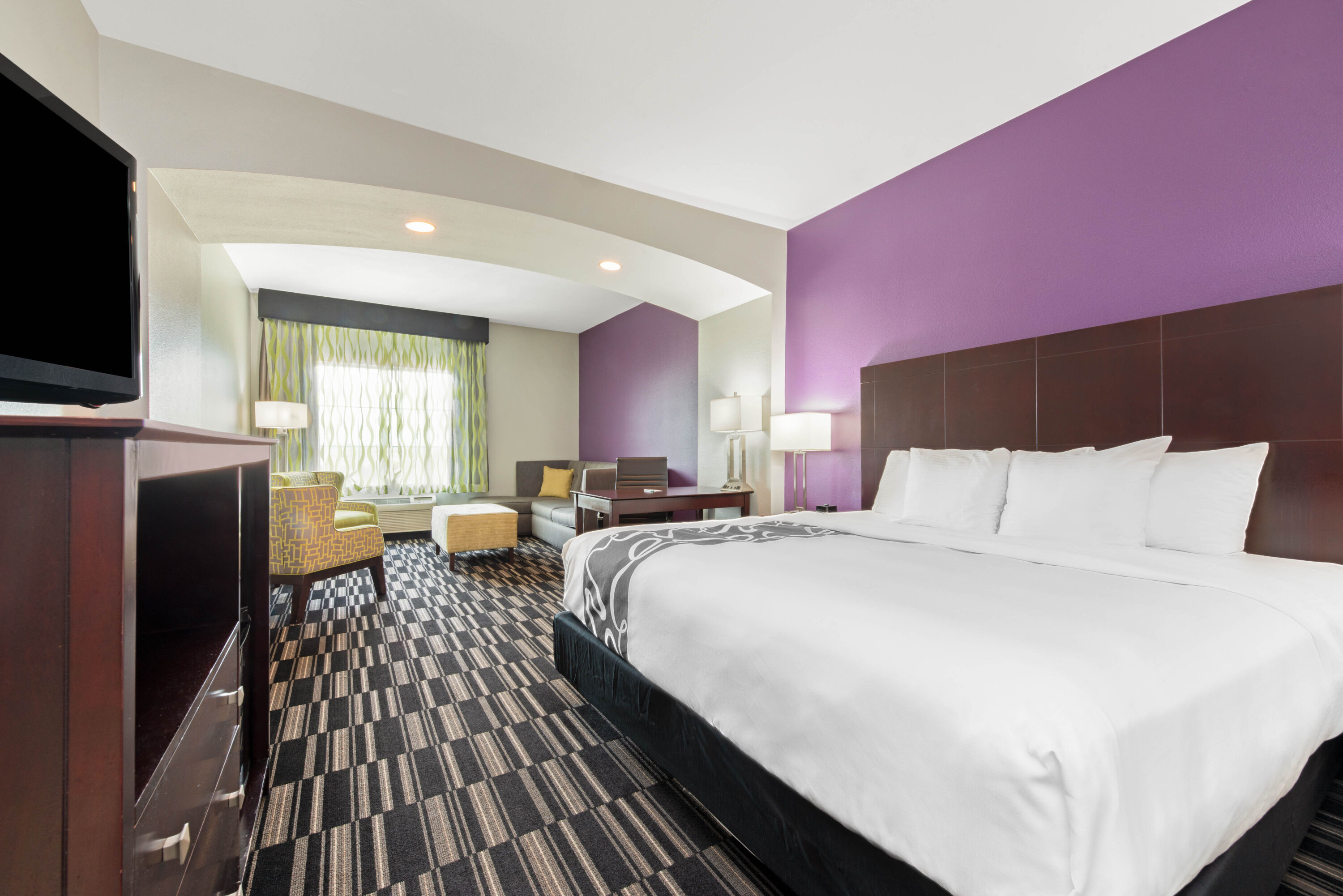 La Quinta Inn & Suites by Wyndham Bridge City suite in Bridge City, Texas