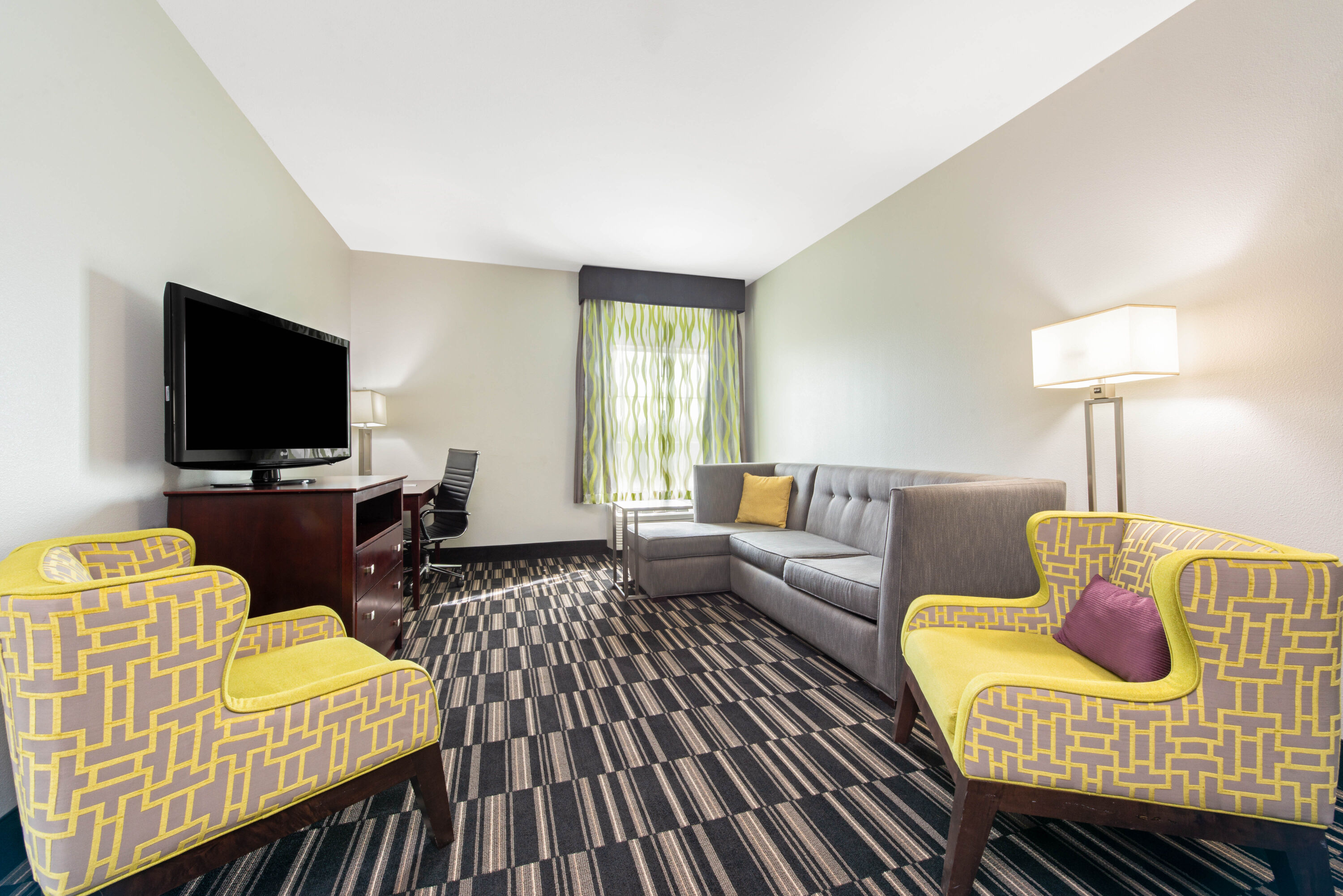 La Quinta Inn & Suites by Wyndham Bridge City suite in Bridge City, Texas