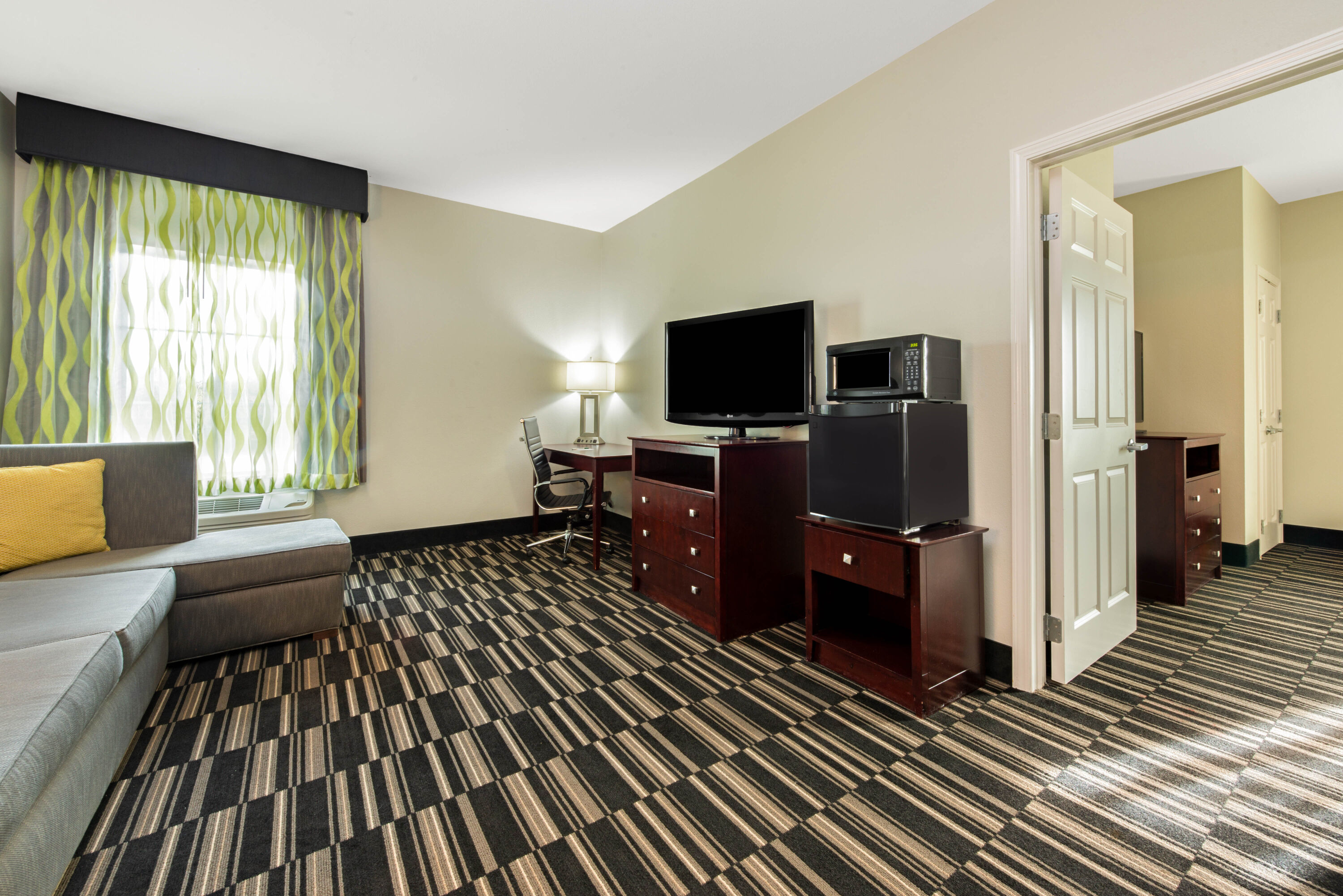 La Quinta Inn & Suites by Wyndham Bridge City suite in Bridge City, Texas