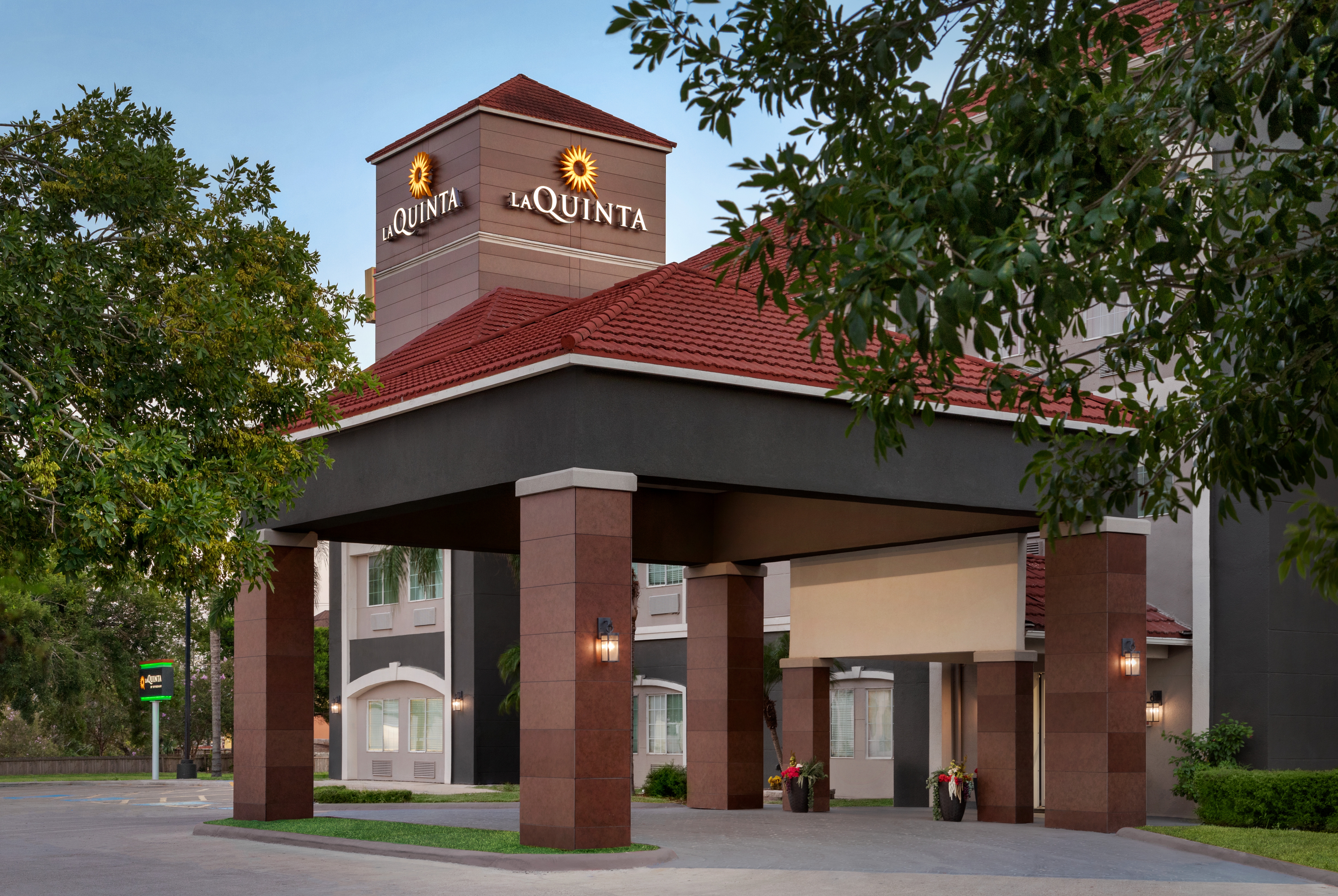 Front Exterior Image of La Quinta Inn & Suites by Wyndham Brownsville North hotel in Brownsville, Texas