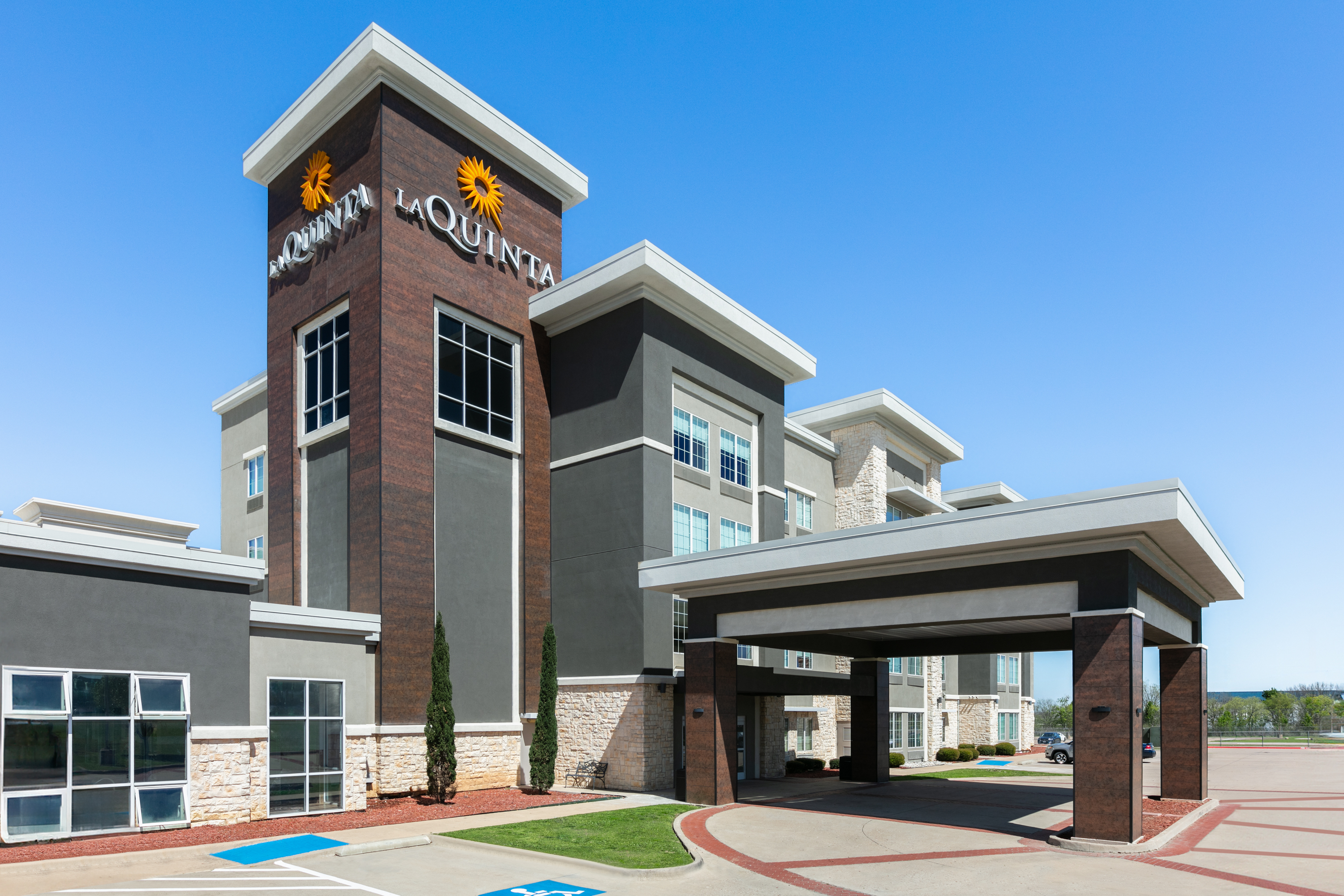 Exterior of La Quinta Inn & Suites by Wyndham Ft. Worth - Burleson hotel in Burleson, Texas