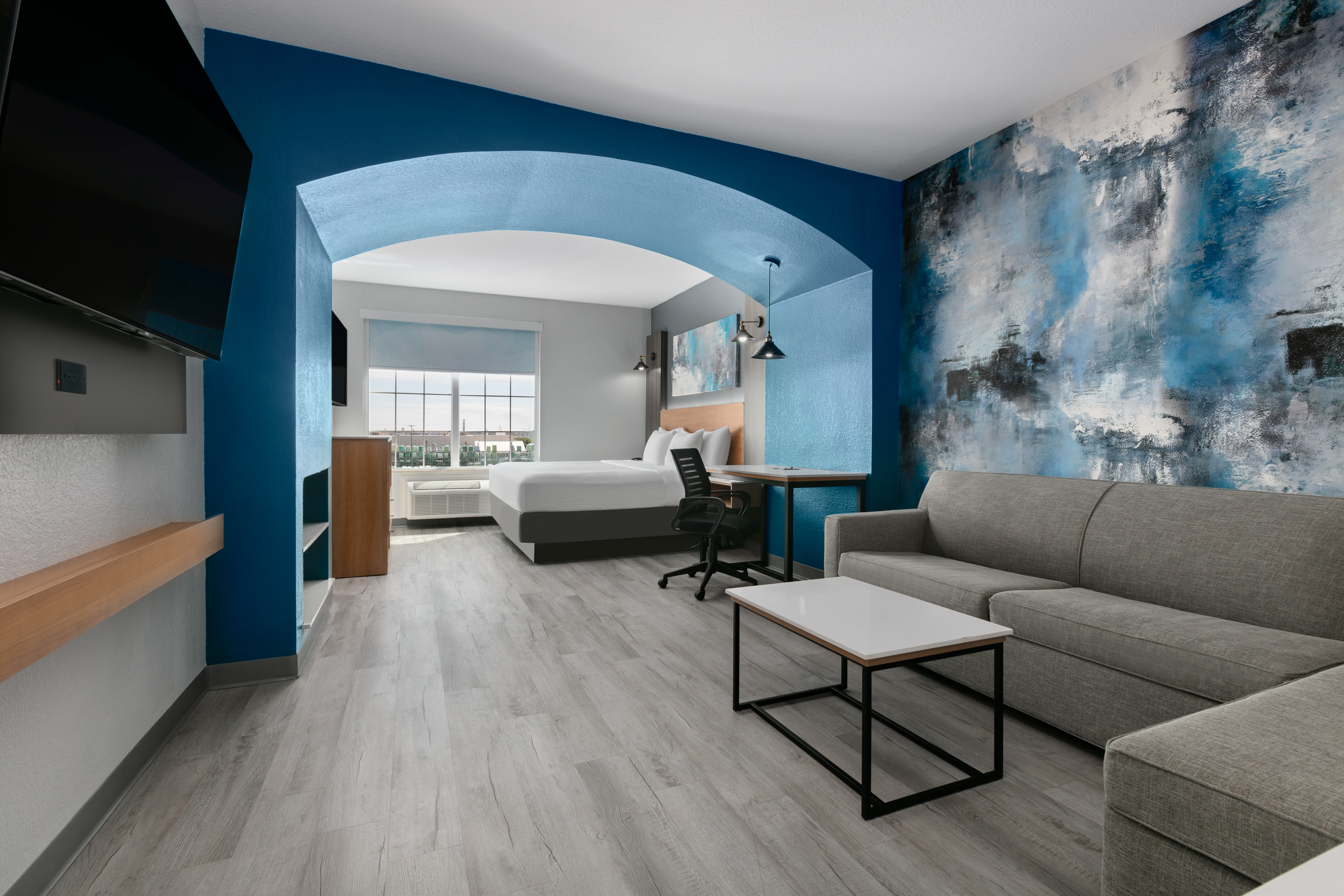 La Quinta Inn & Suites by Wyndham Ft. Worth - Burleson suite in Burleson, Texas