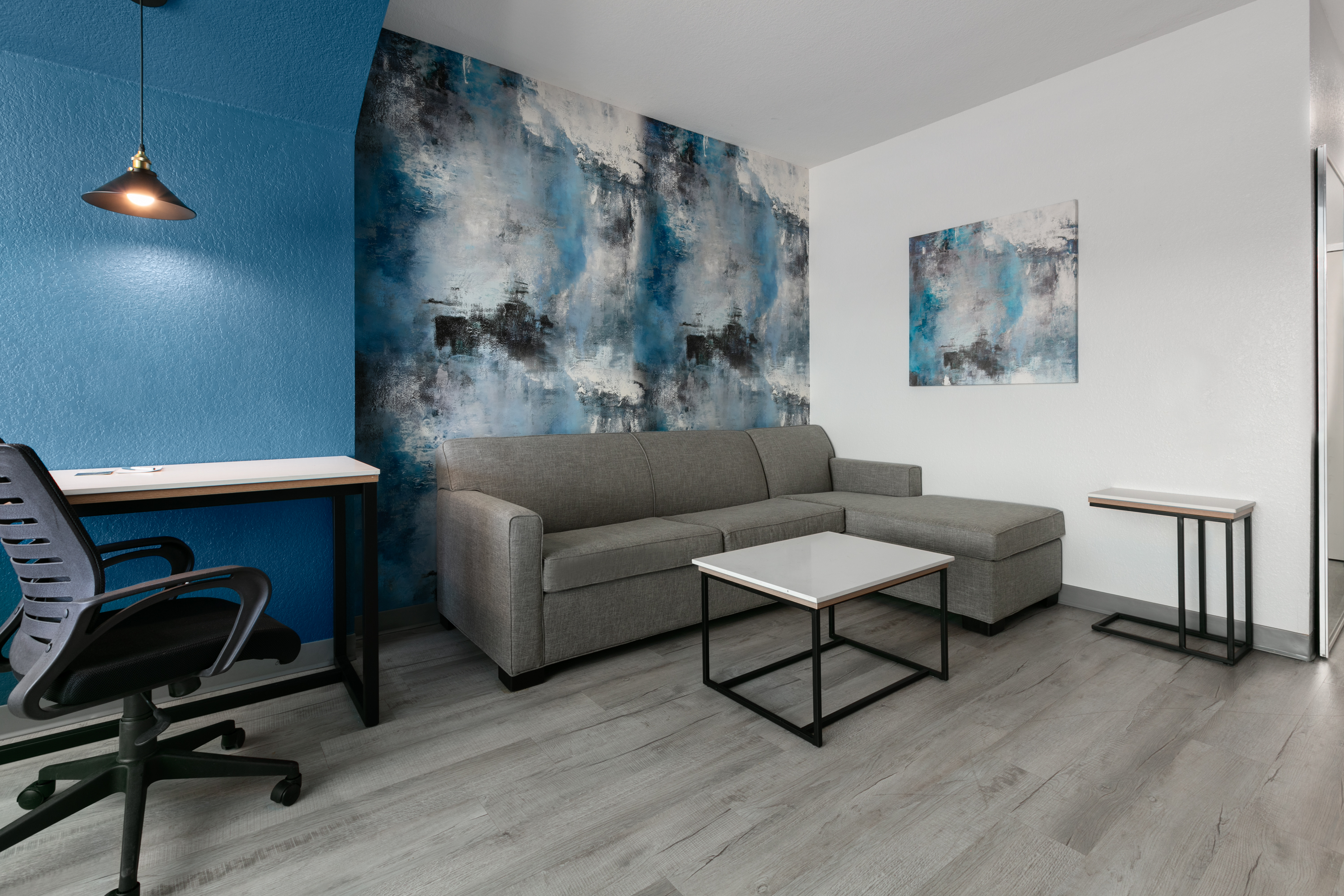 La Quinta Inn & Suites by Wyndham Ft. Worth - Burleson suite in Burleson, Texas