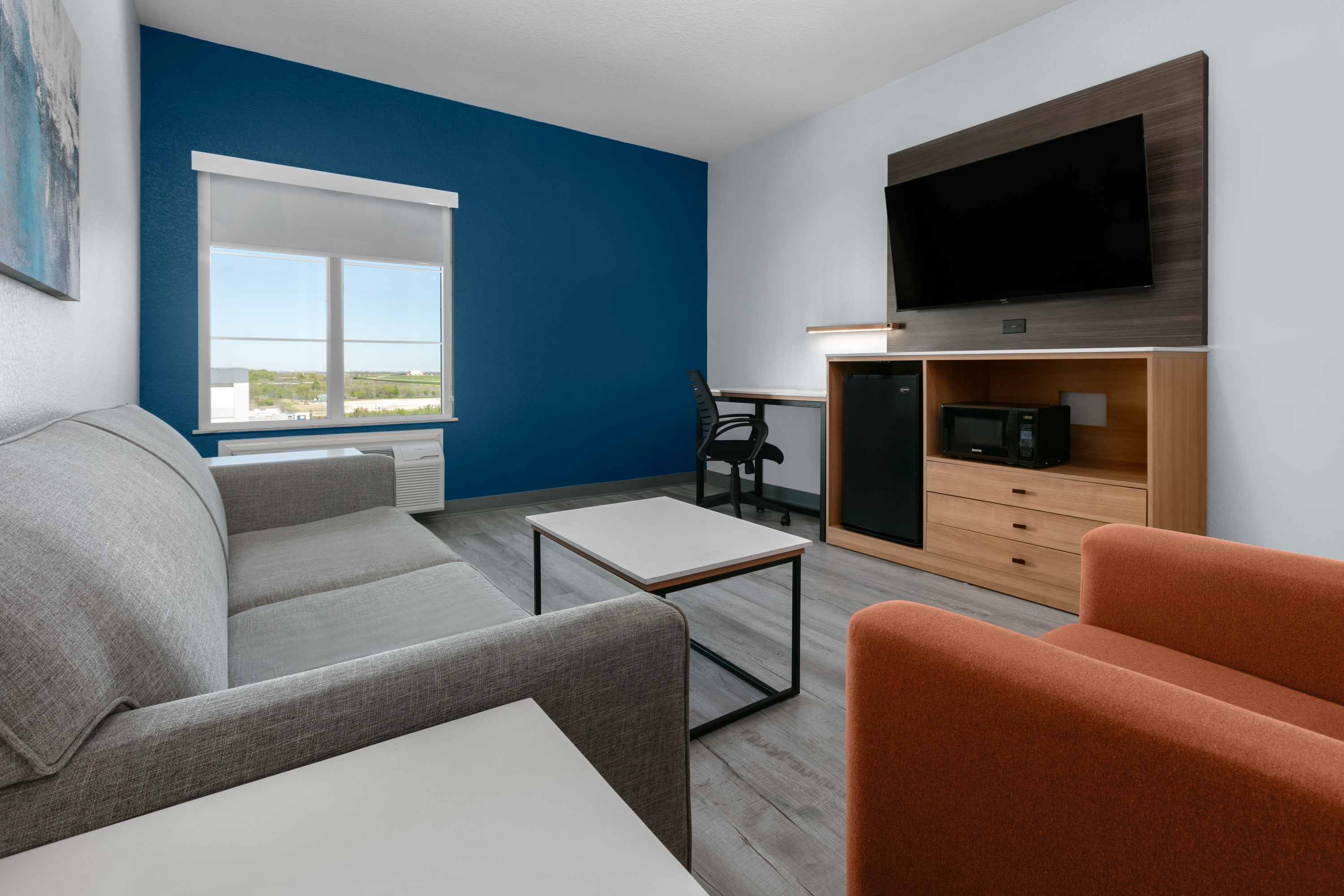 La Quinta Inn & Suites by Wyndham Ft. Worth - Burleson suite in Burleson, Texas