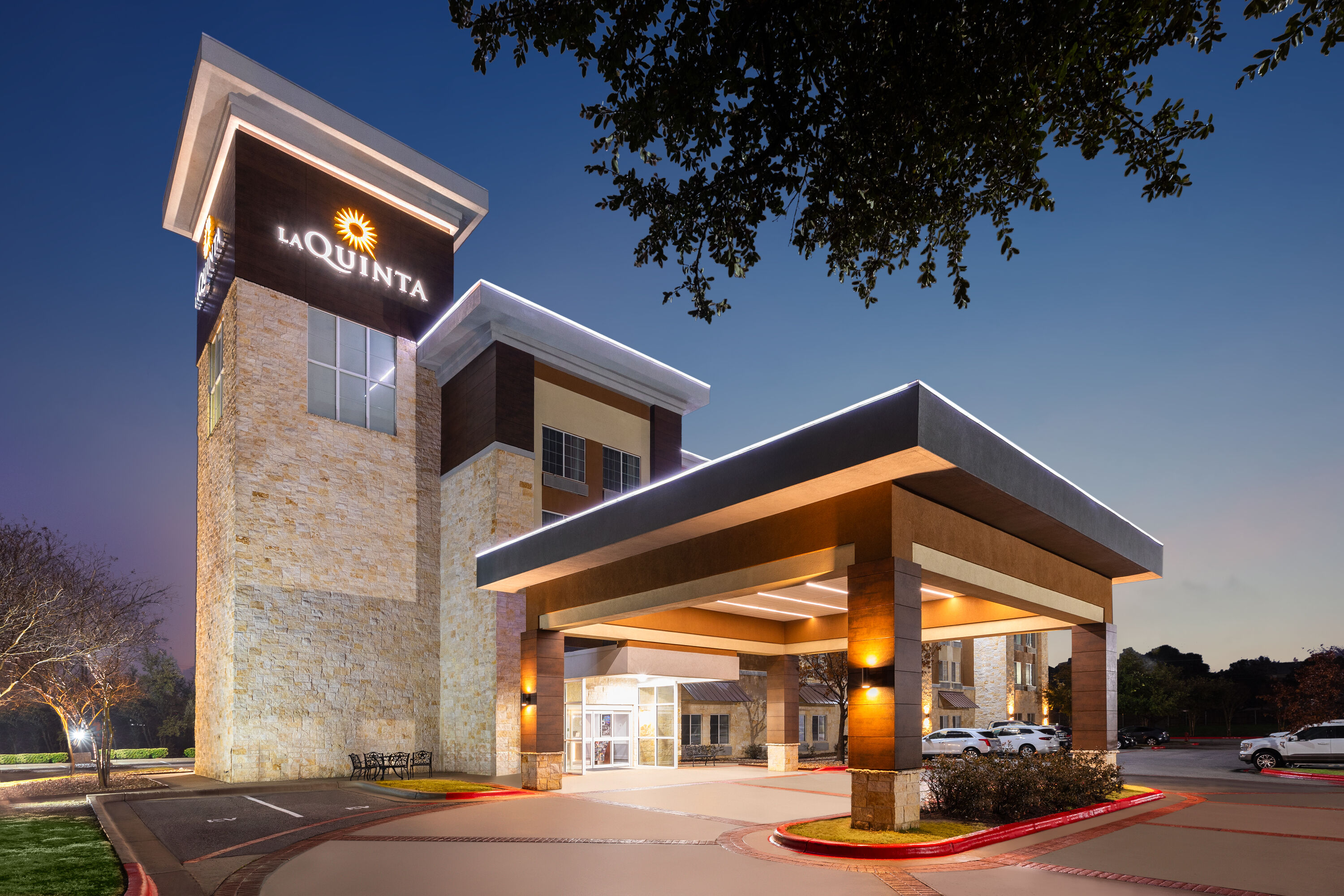 Exterior Dusk Image of La Quinta Inn & Suites by Wyndham Austin - Cedar Park hotel in Cedar Park, Texas