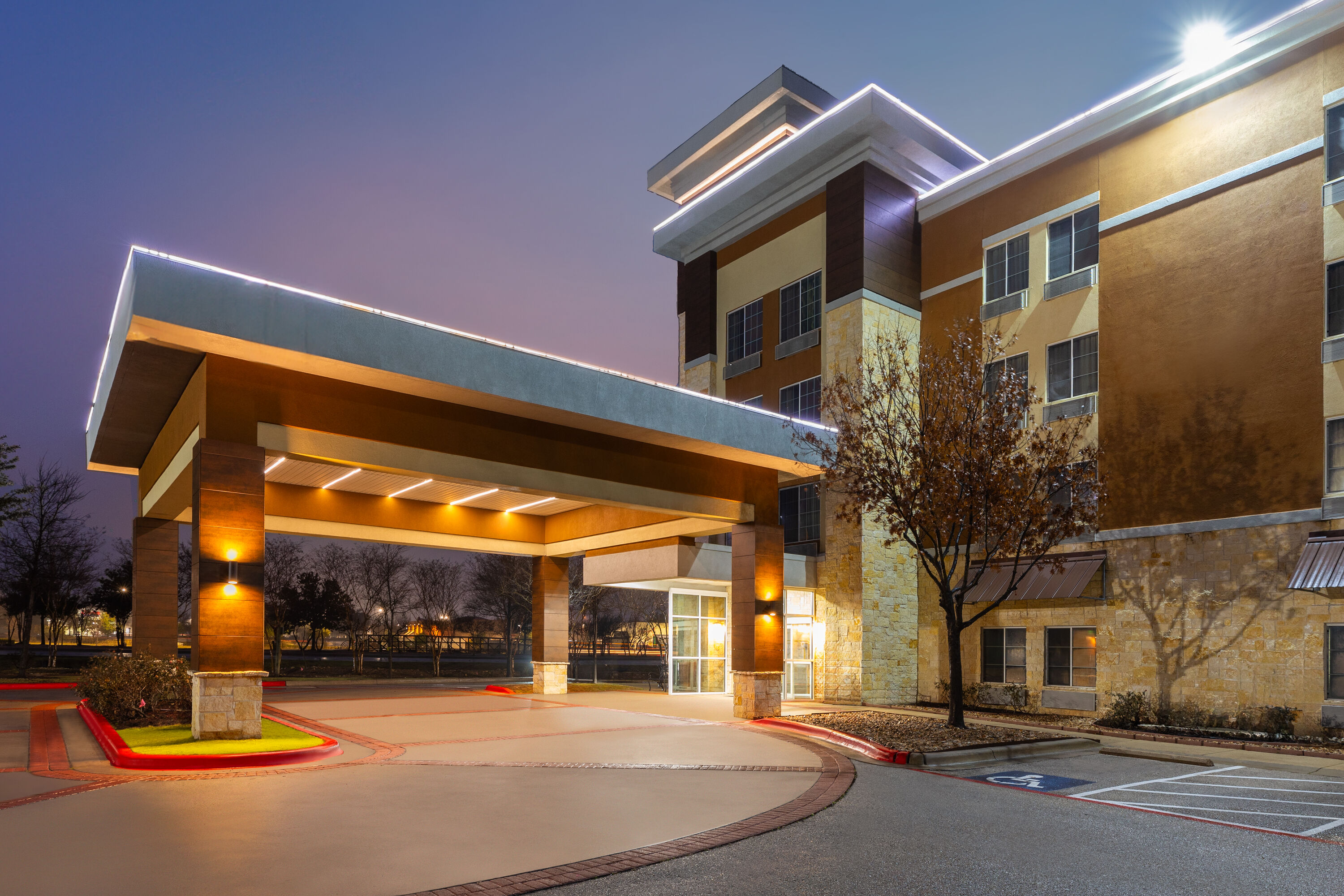 Exterior Dusk Image of La Quinta Inn & Suites by Wyndham Austin - Cedar Park hotel in Cedar Park, Texas
