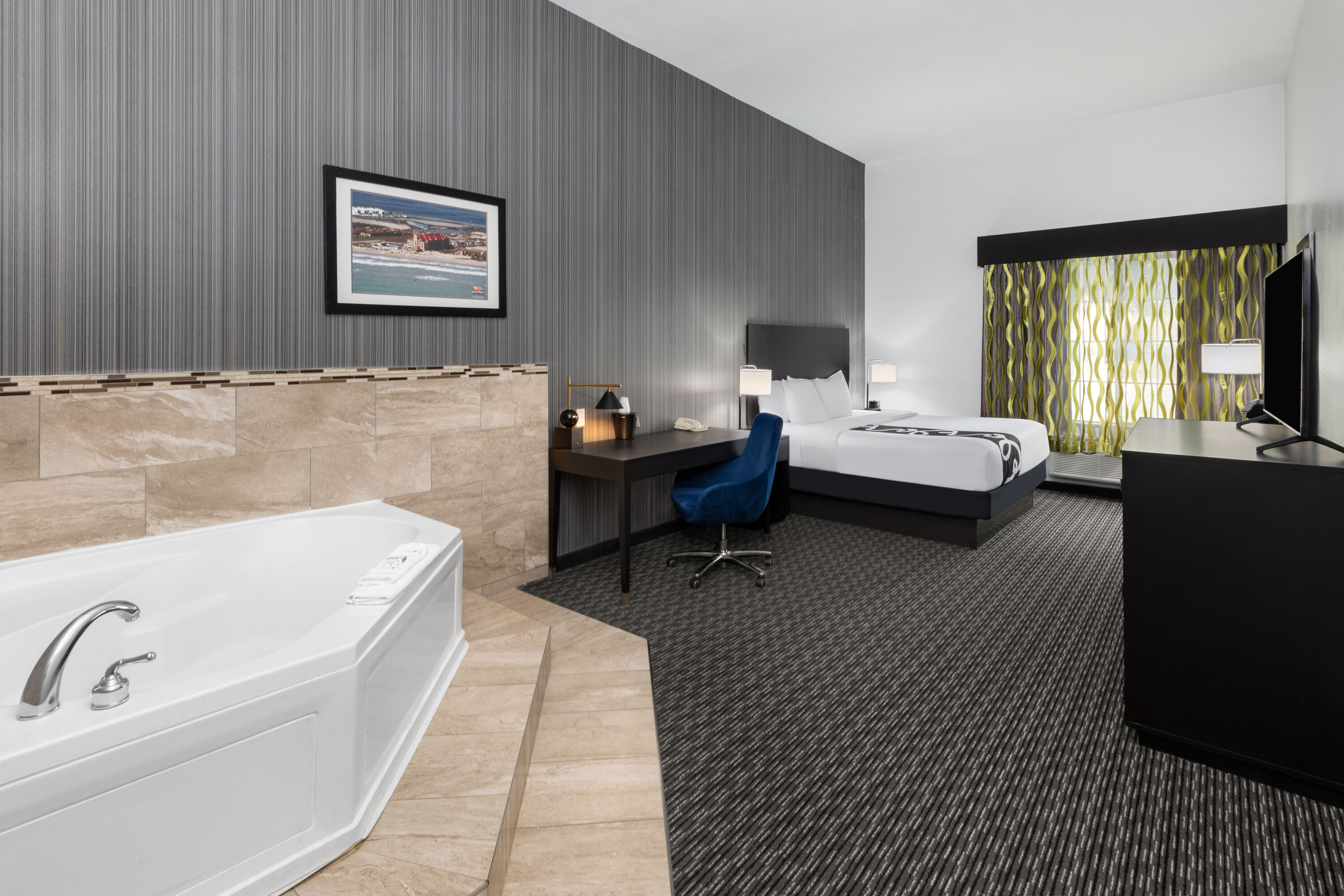 La Quinta Inn & Suites by Wyndham Austin - Cedar Park hot tub suite in Cedar Park, Texas
