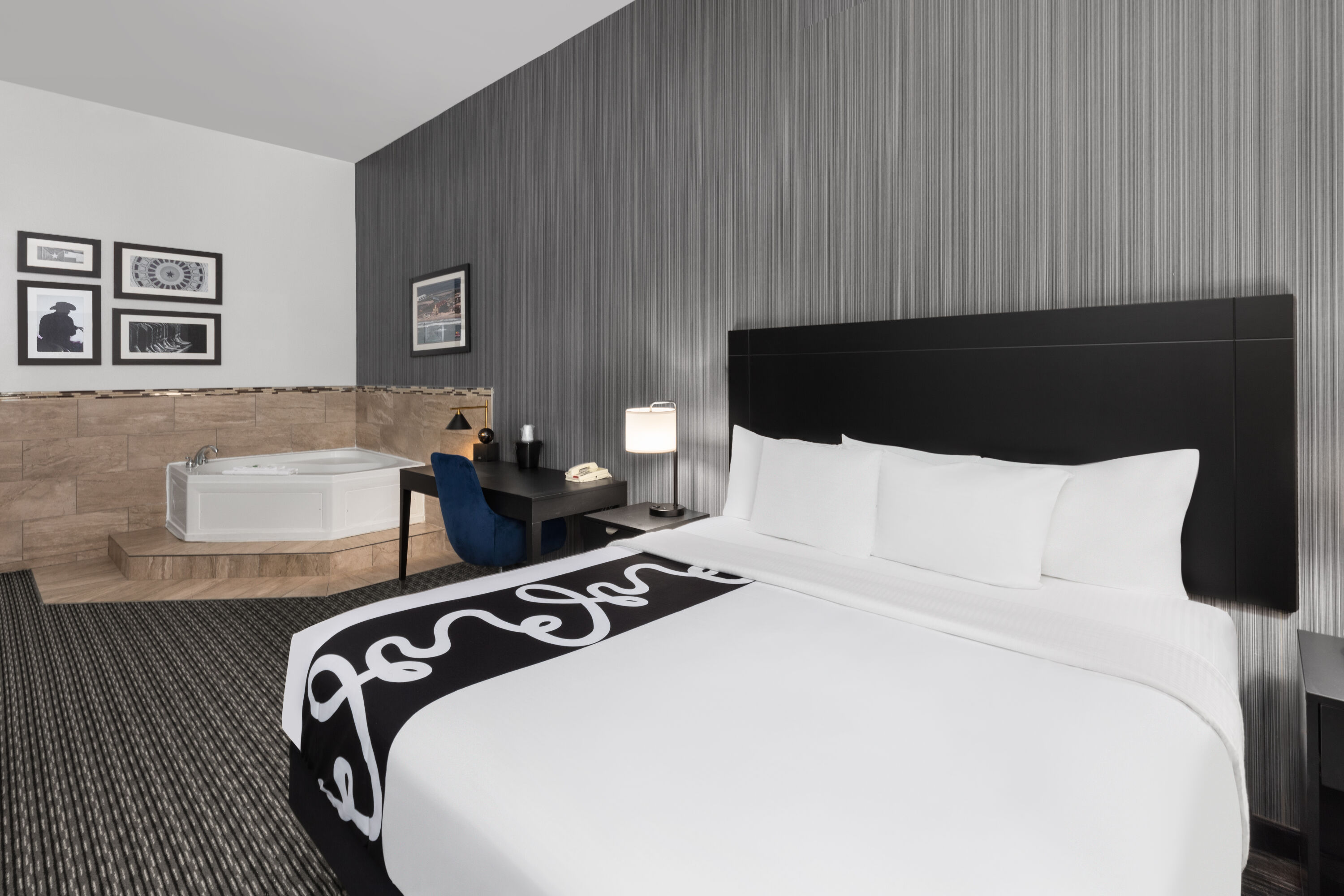 La Quinta Inn & Suites by Wyndham Austin - Cedar Park hot tub suite in Cedar Park, Texas