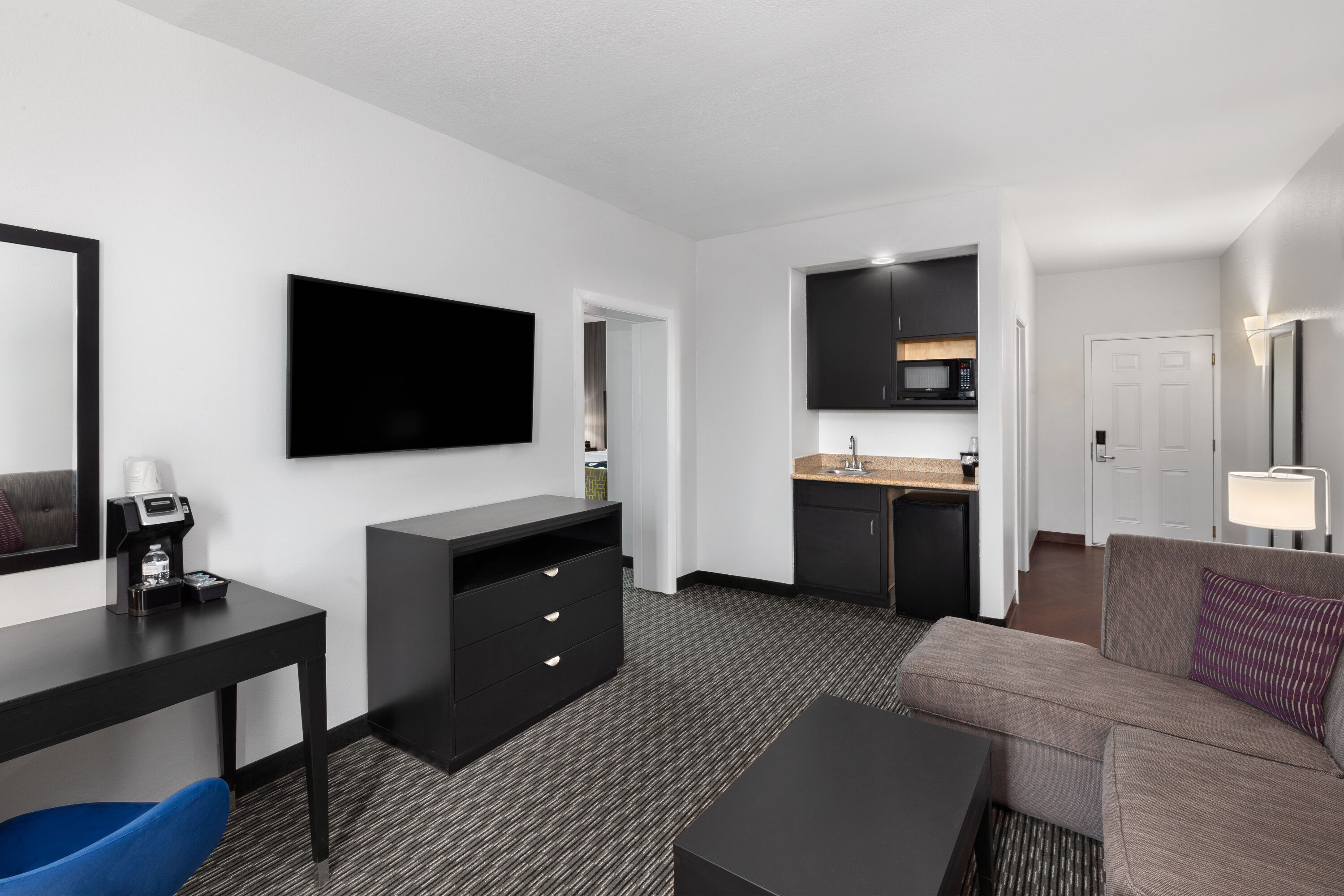 La Quinta Inn & Suites by Wyndham Austin - Cedar Park suite in Cedar Park, Texas