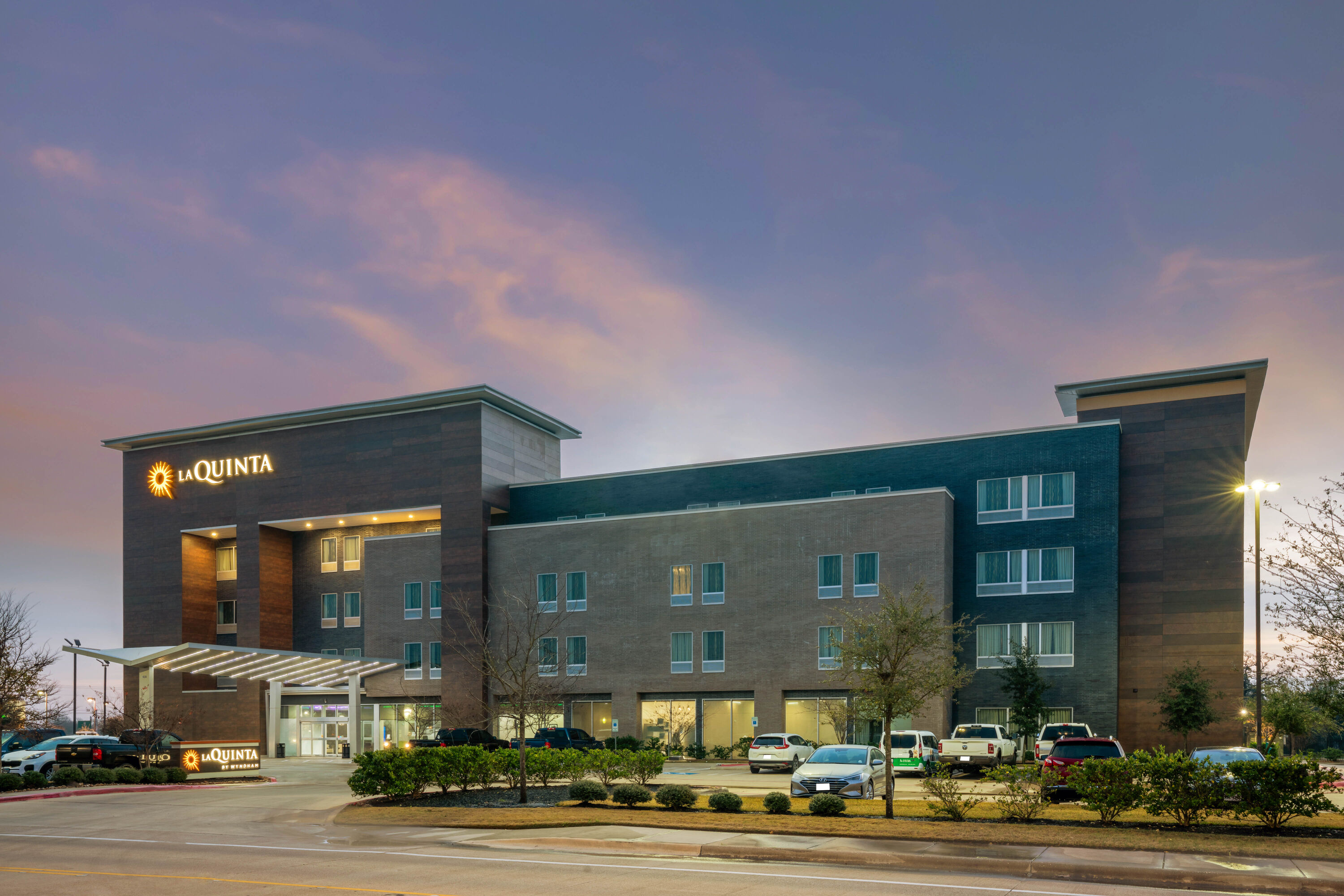 Exterior Dusk Image of La Quinta Inn & Suites by Wyndham College Station South hotel in College Station, Texas
