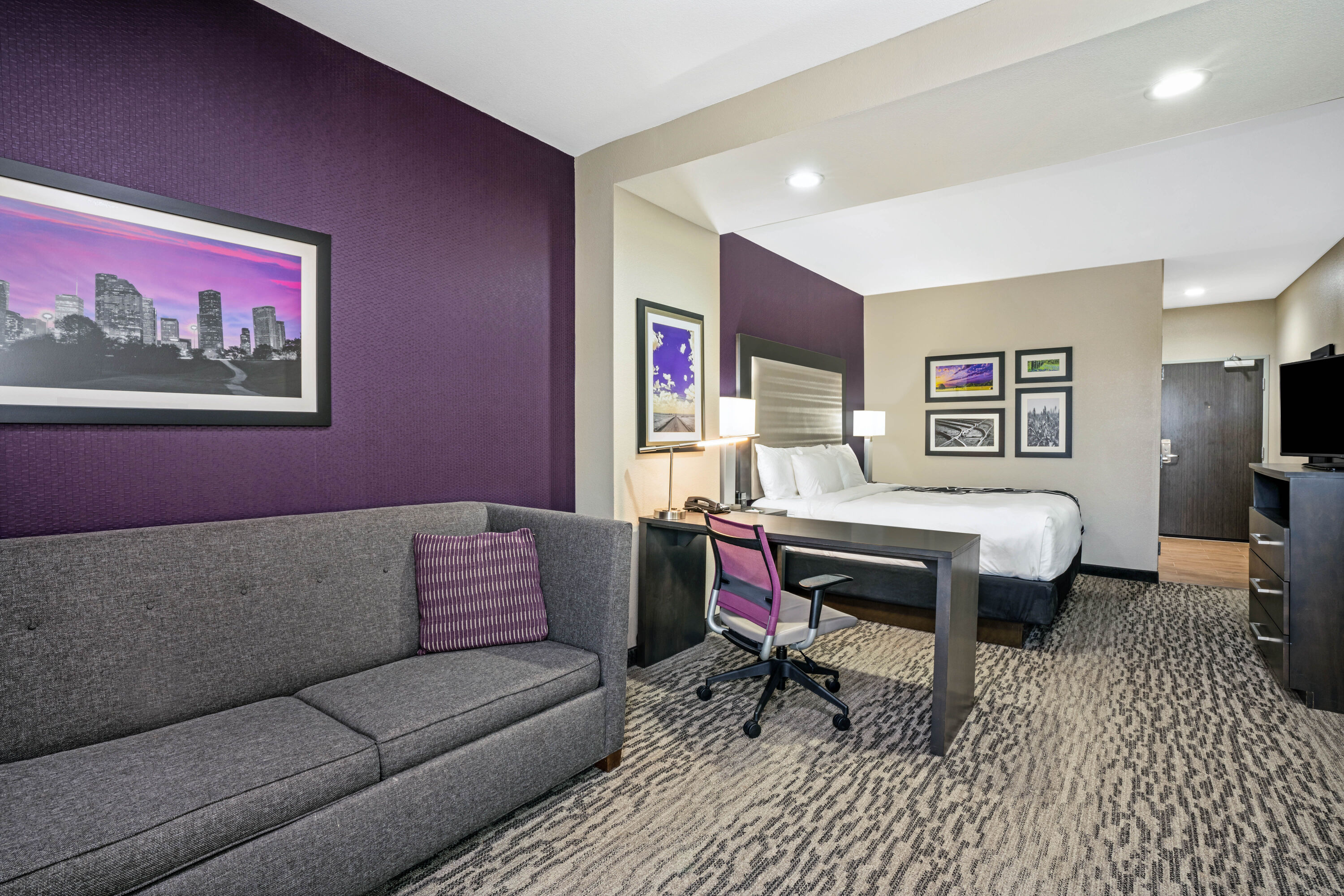 La Quinta Inn & Suites by Wyndham College Station South suite in College Station, Texas