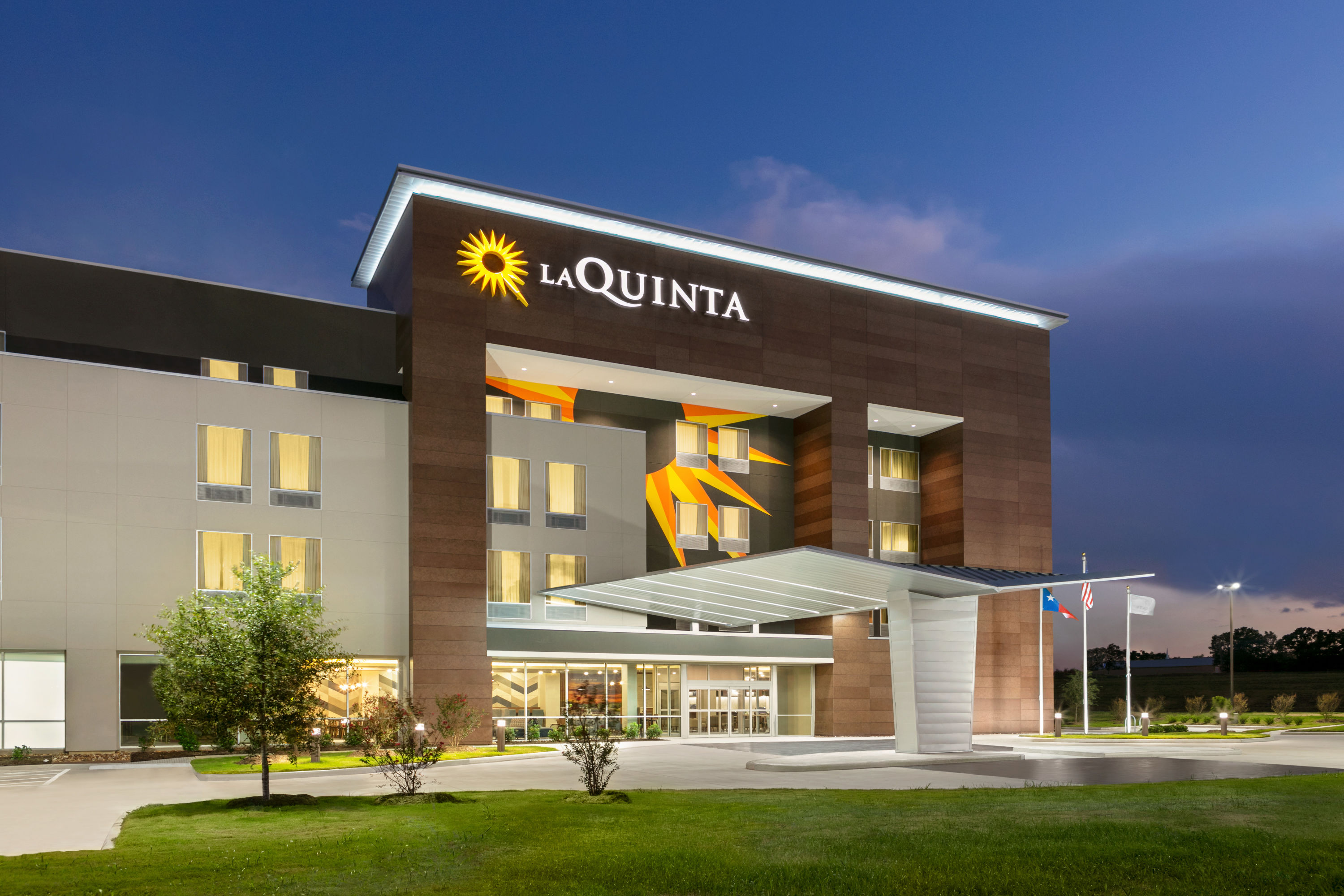 Exterior of La Quinta Inn & Suites by Wyndham College Station North hotel in College Station, Texas