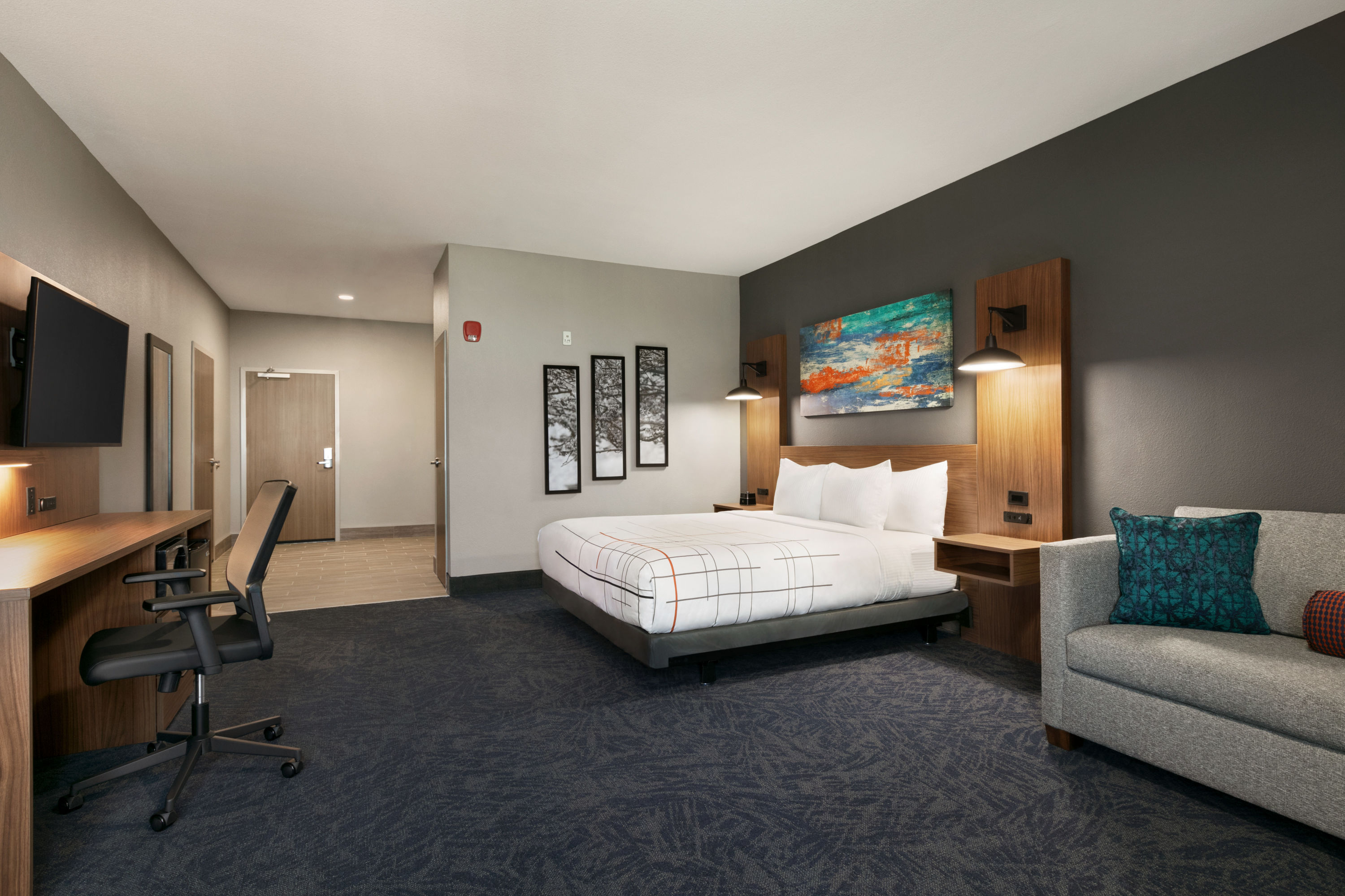 Guest room at the La Quinta Inn & Suites by Wyndham College Station North in College Station, Texas