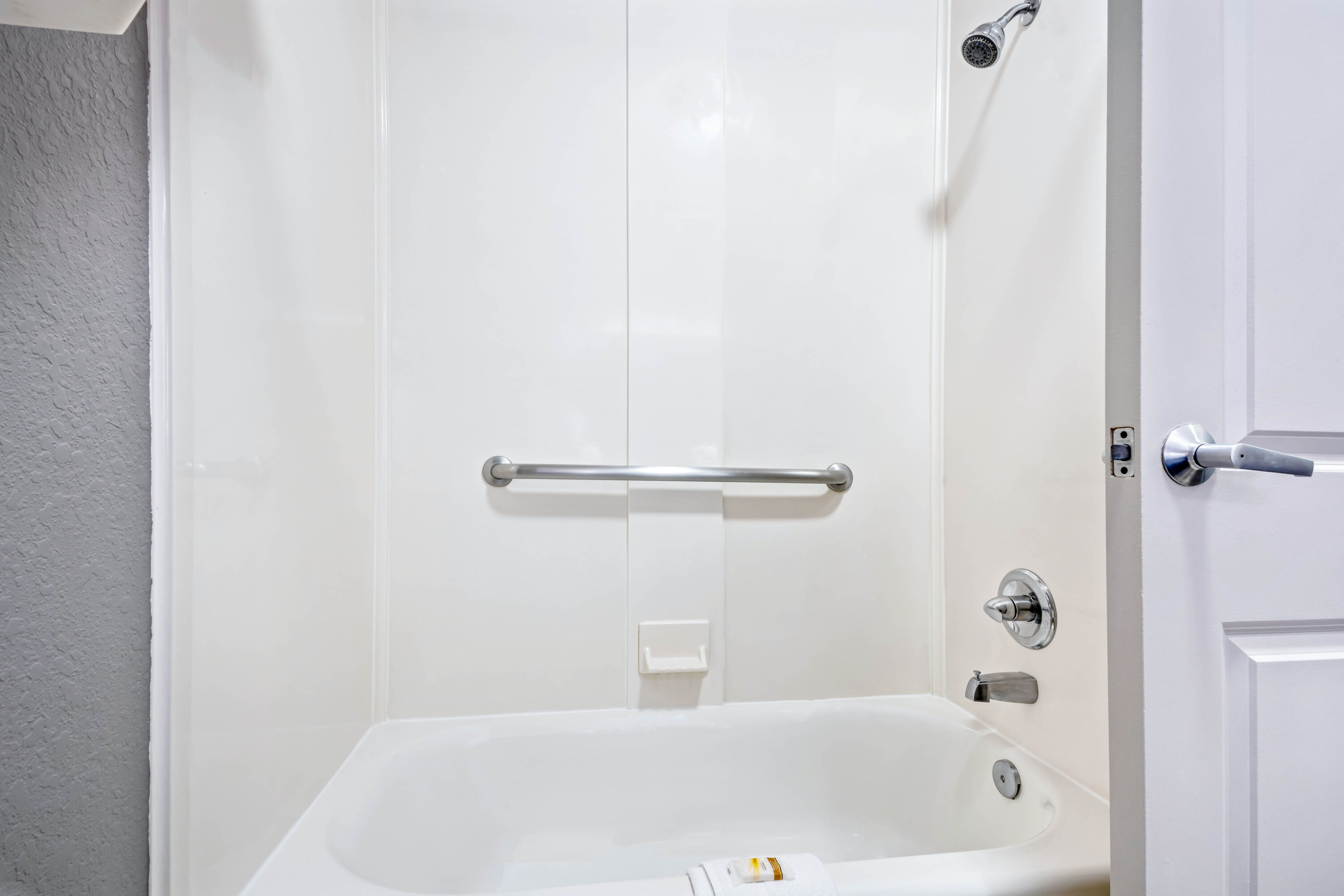 Guest room bath at the La Quinta Inn & Suites by Wyndham Conroe in Conroe, Texas