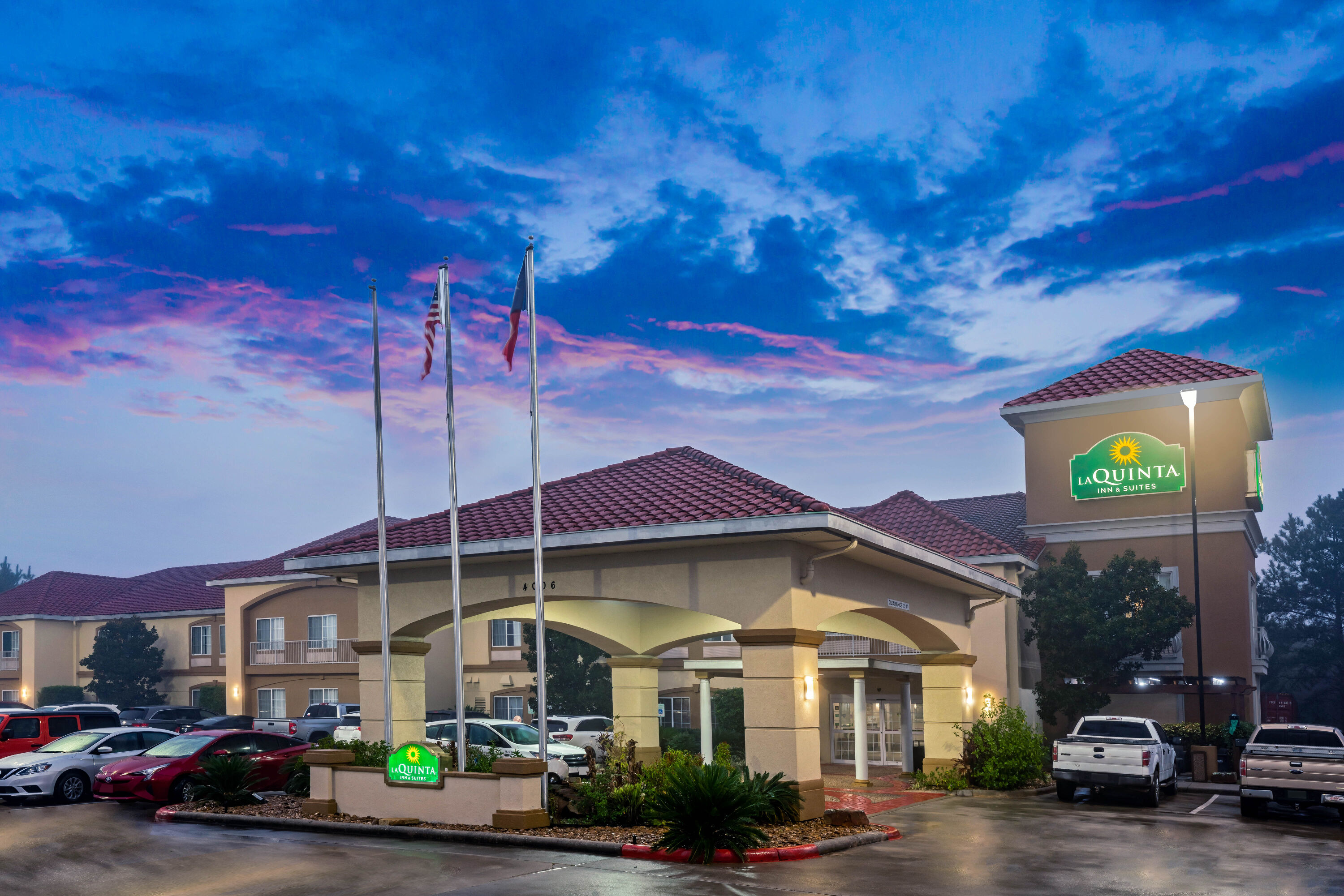 Exterior Dusk Image of La Quinta Inn & Suites by Wyndham Conroe hotel in Conroe, Texas