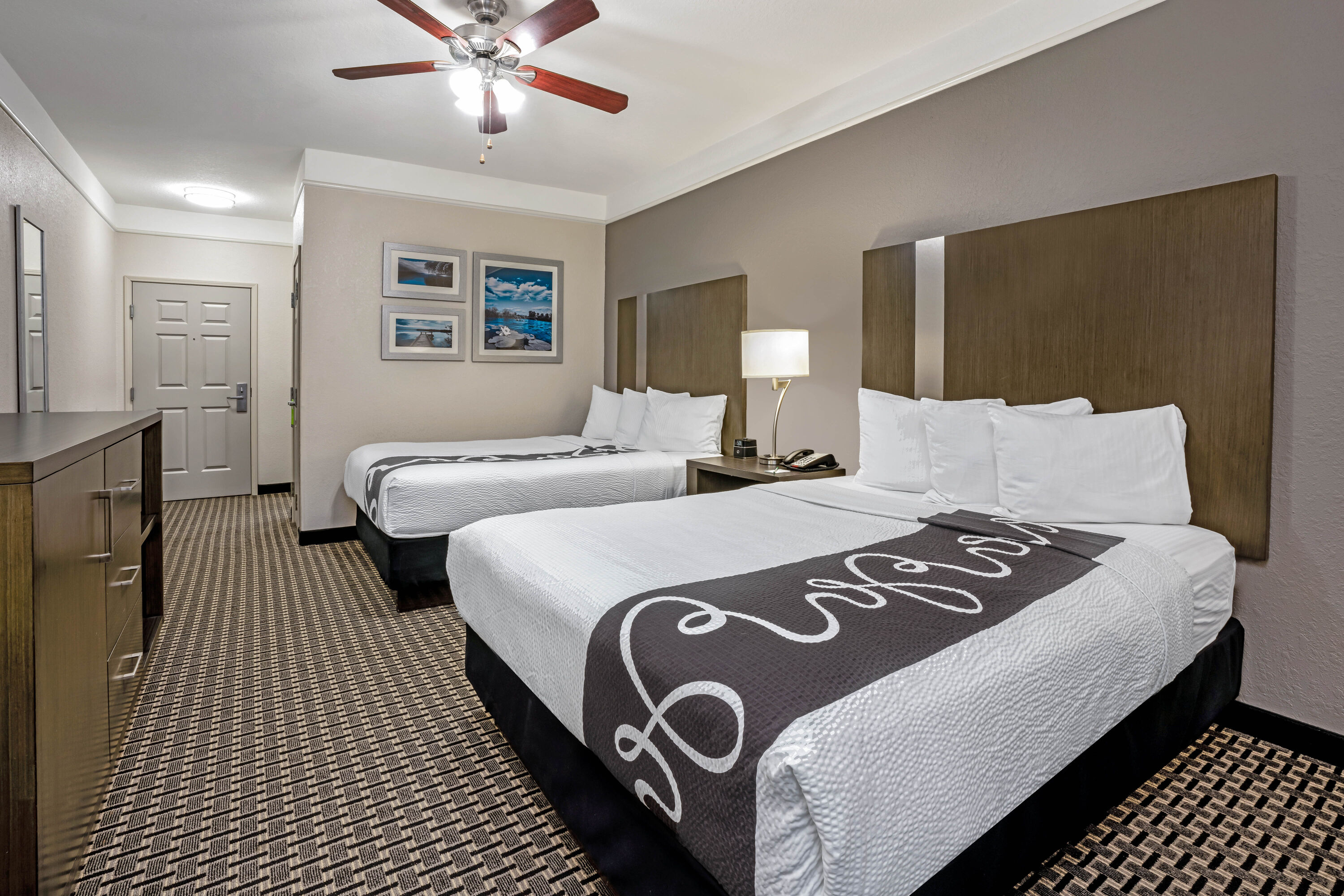 Guest room at the La Quinta Inn & Suites by Wyndham Conroe in Conroe, Texas