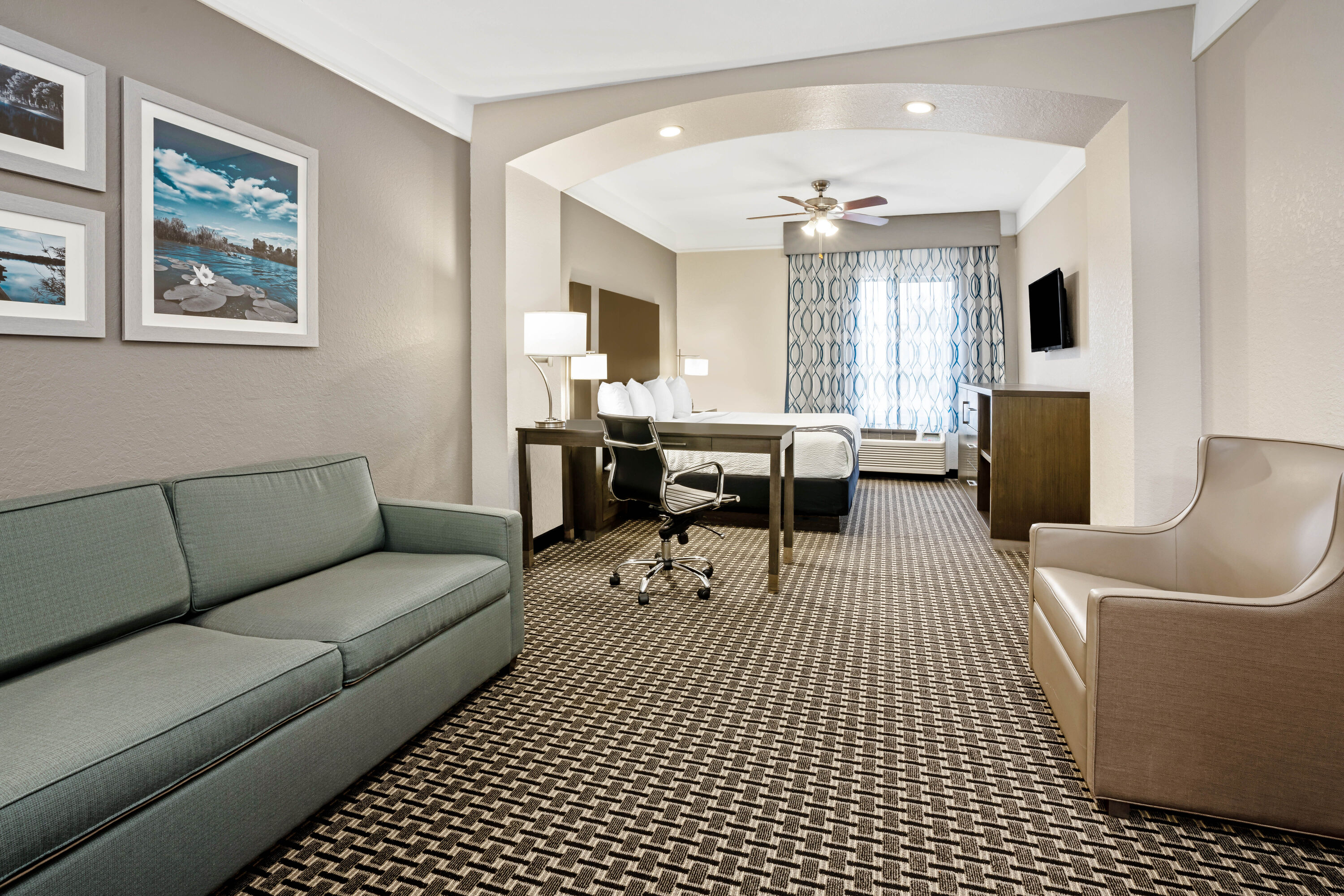 La Quinta Inn & Suites by Wyndham Conroe suite in Conroe, Texas