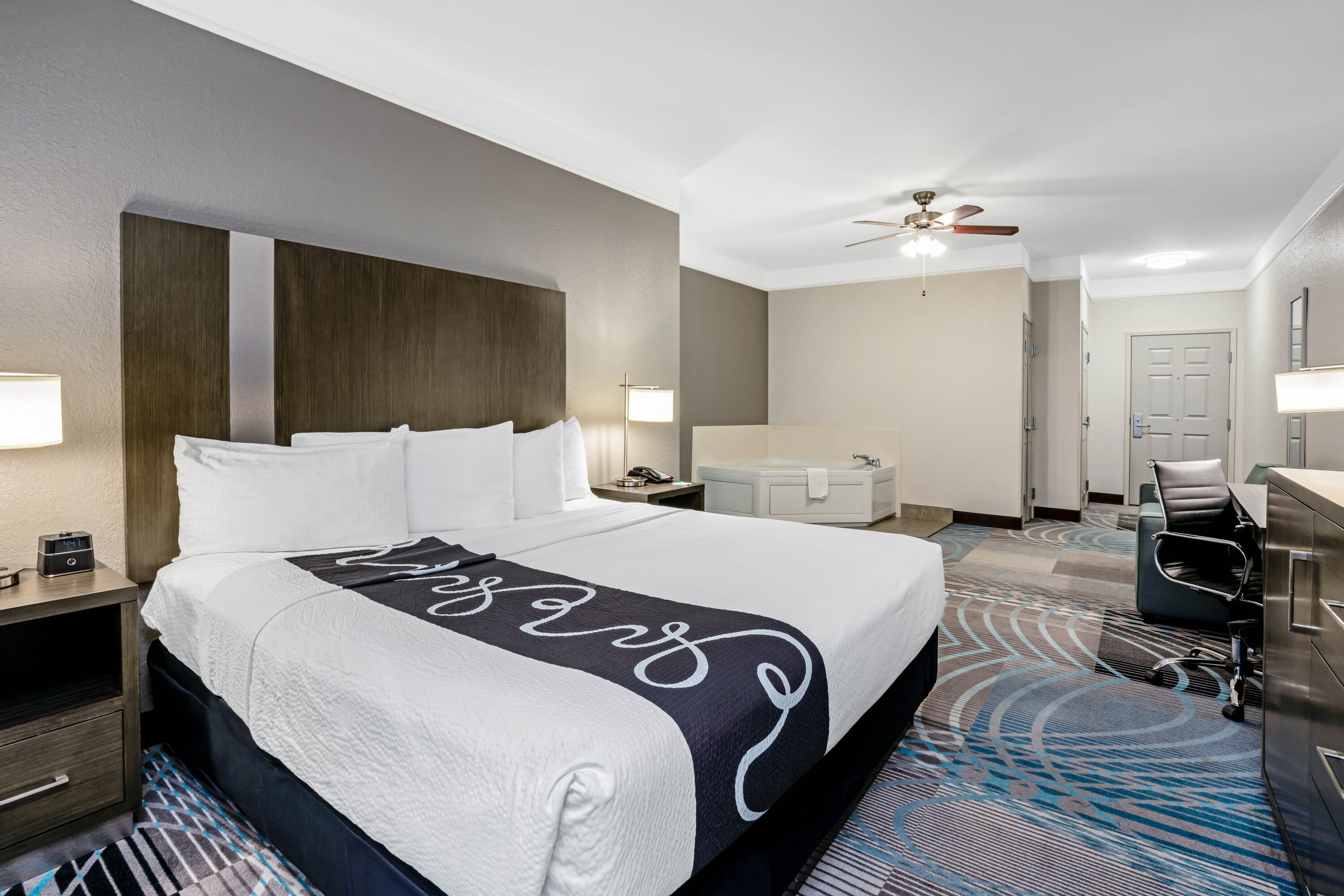 La Quinta Inn & Suites by Wyndham Conroe suite in Conroe, Texas