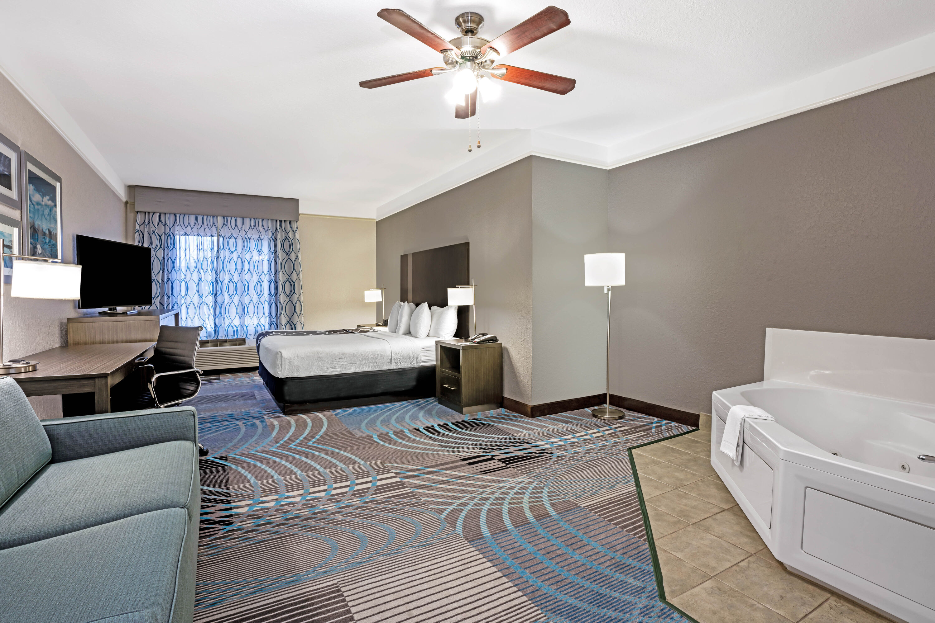 La Quinta Inn & Suites by Wyndham Conroe suite in Conroe, Texas