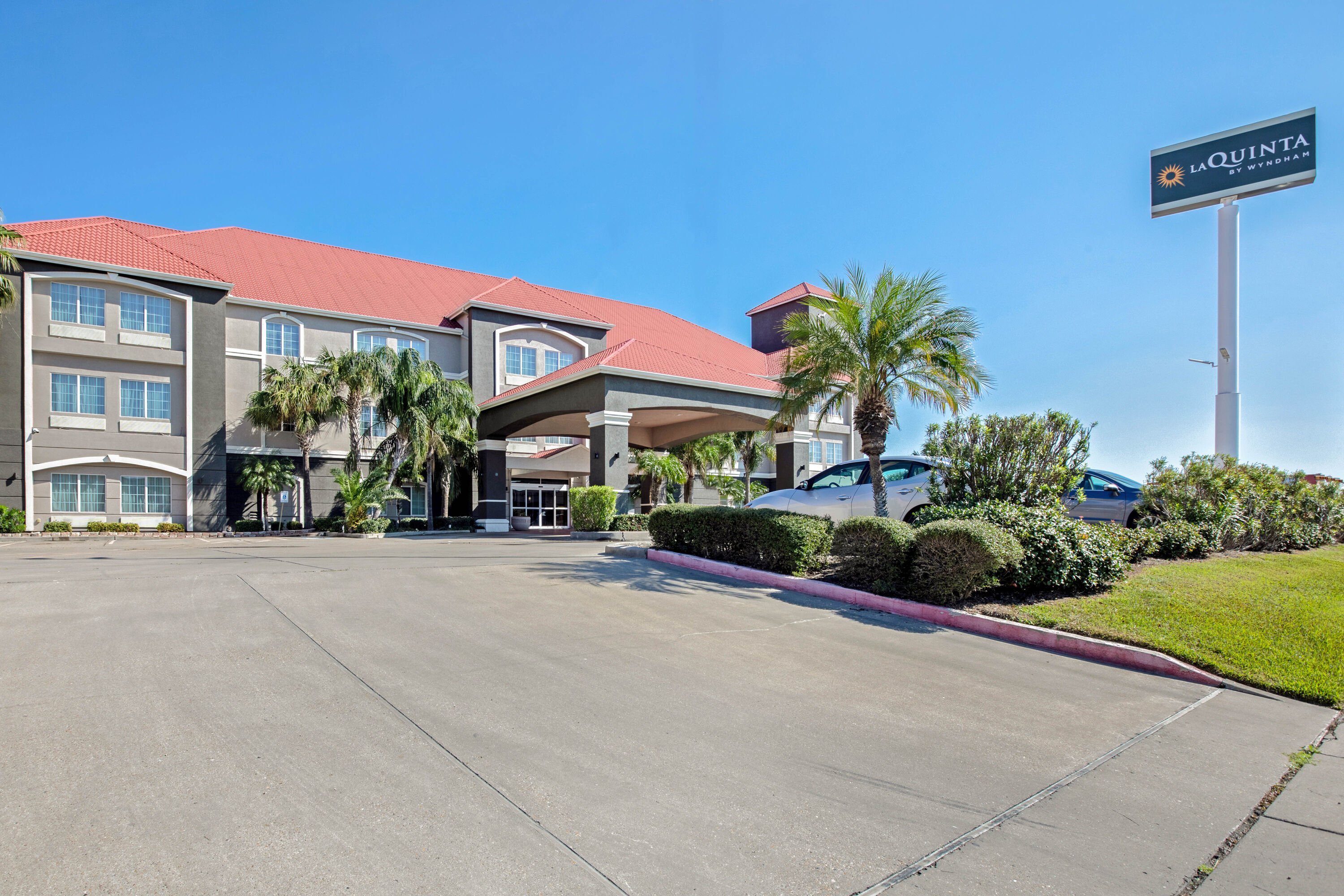 Exterior Day Image of La Quinta Inn & Suites by Wyndham Corpus Christi Airport hotel in Corpus Christi, Texas