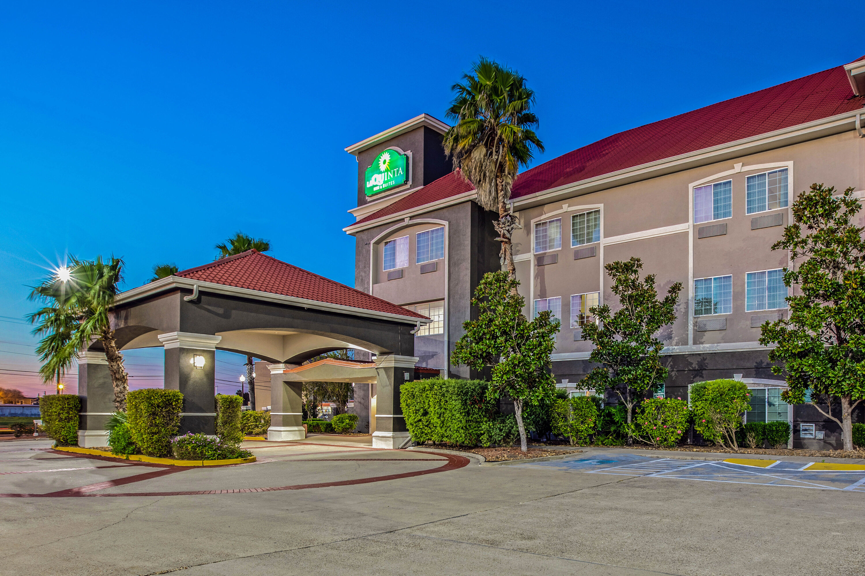 Exterior Dusk Image of La Quinta Inn & Suites by Wyndham Corpus Christi Northwest hotel in Corpus Christi, Texas
