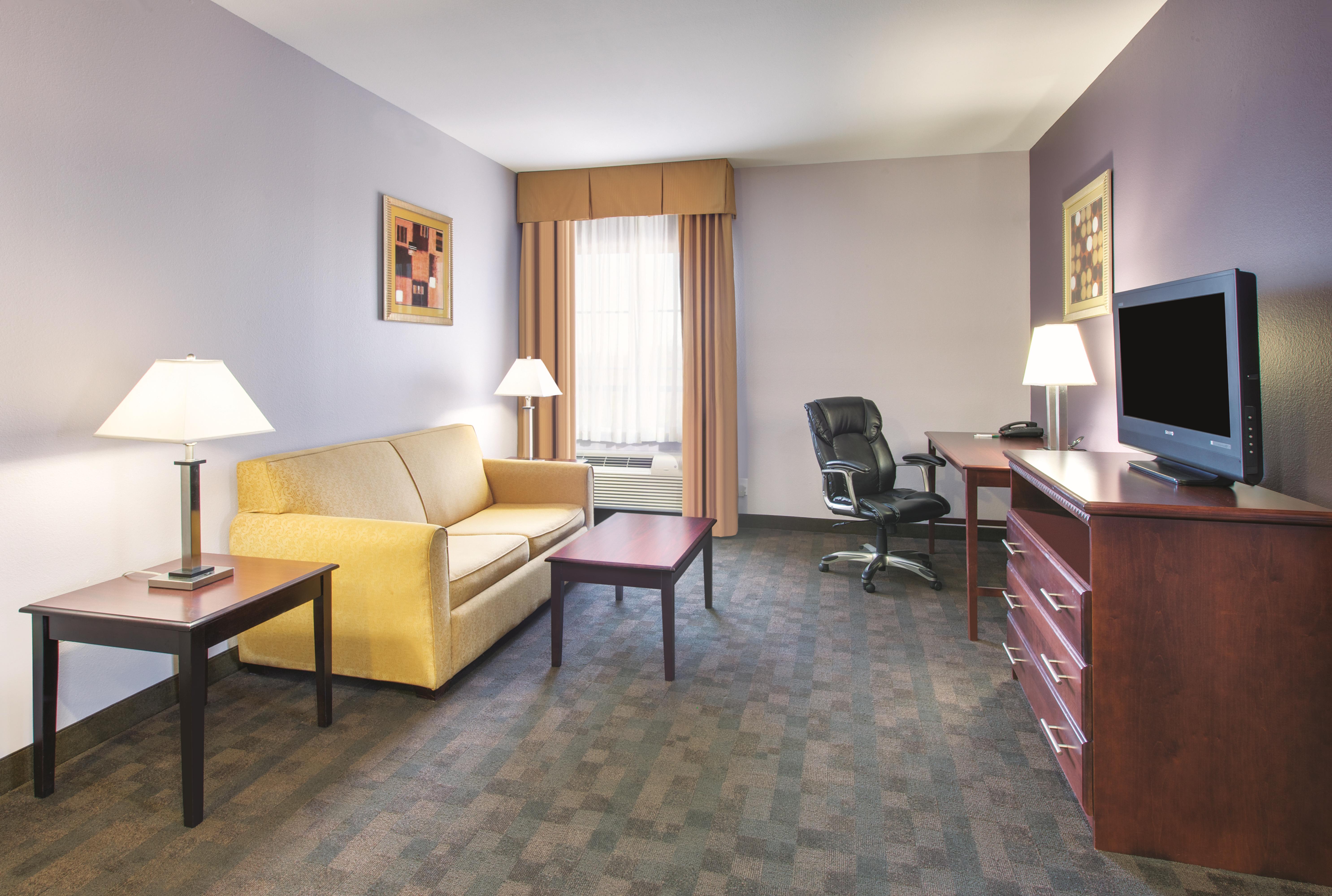 La Quinta Inn & Suites by Wyndham Corsicana suite in Corsicana, Texas