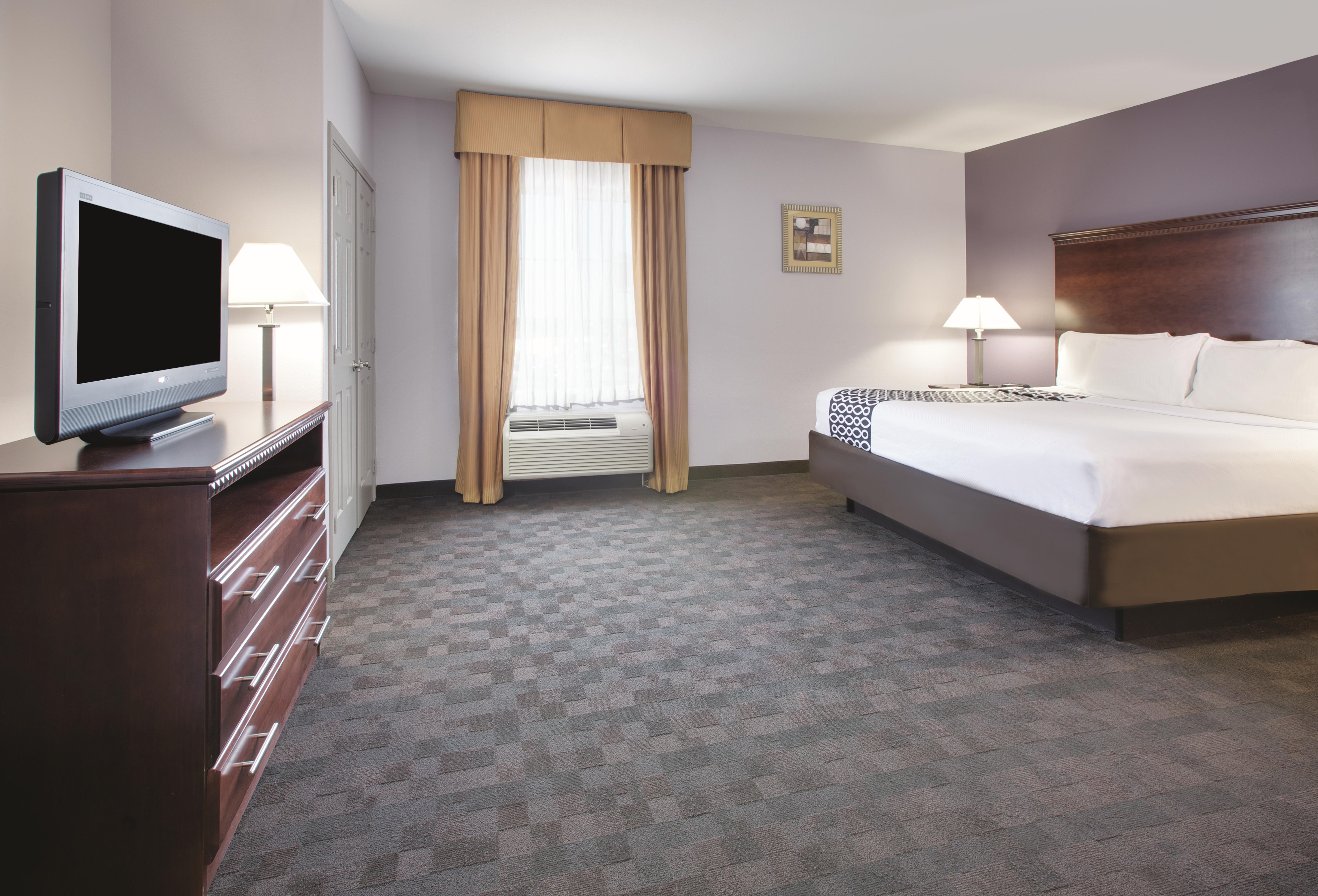 La Quinta Inn & Suites by Wyndham Corsicana suite in Corsicana, Texas