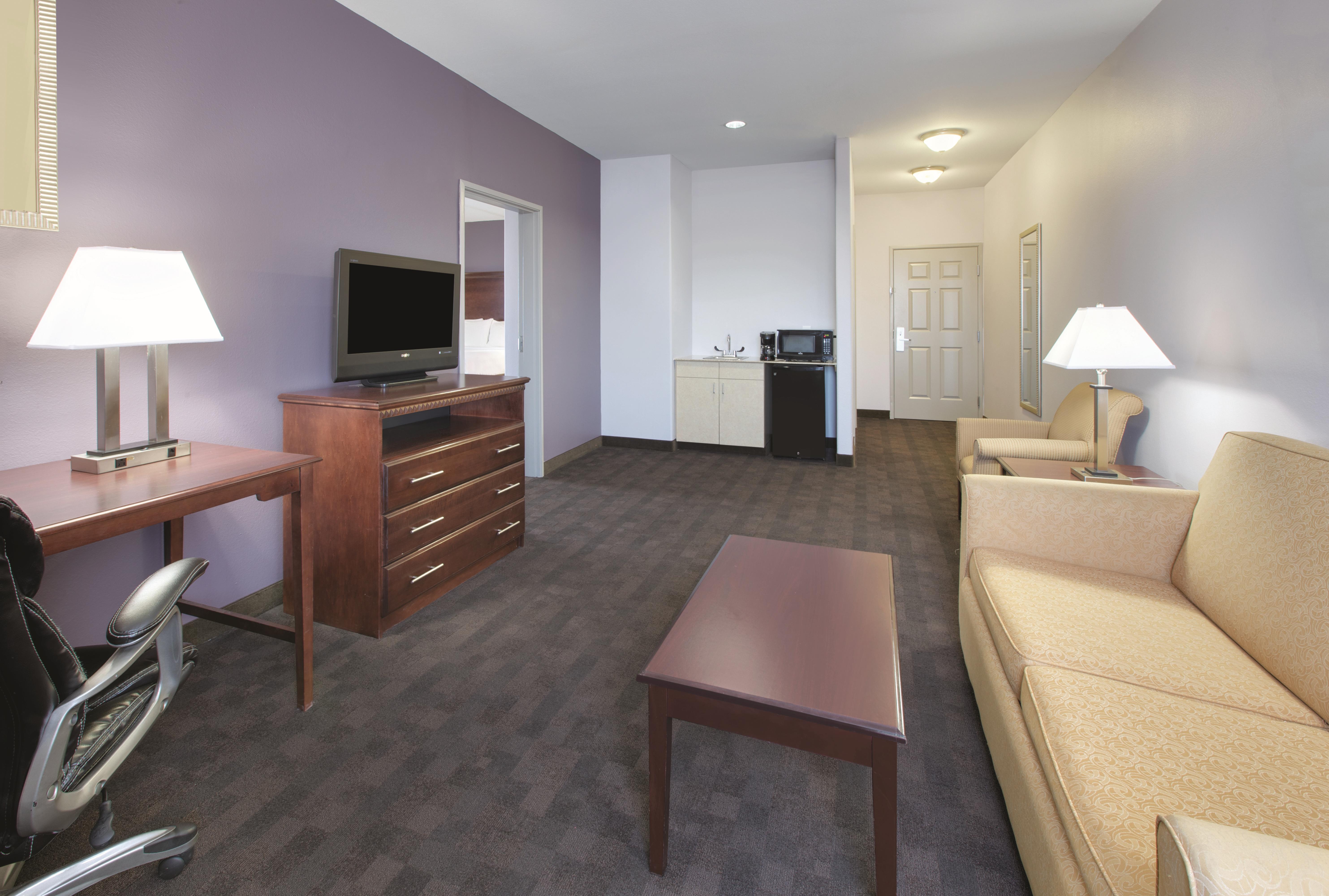 La Quinta Inn & Suites by Wyndham Corsicana suite in Corsicana, Texas