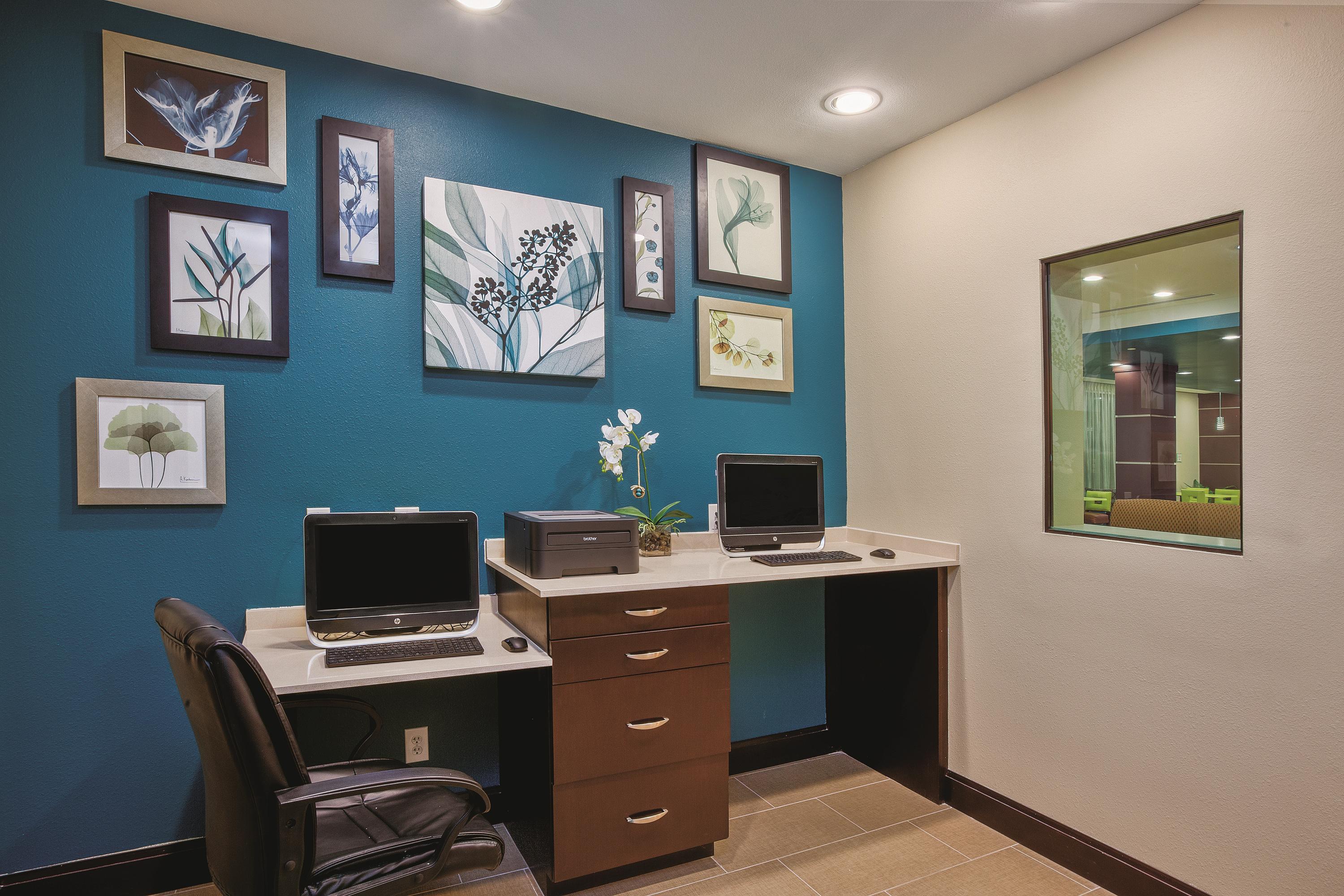 La Quinta Inn & Suites by Wyndham Cotulla business center in Cotulla, Texas