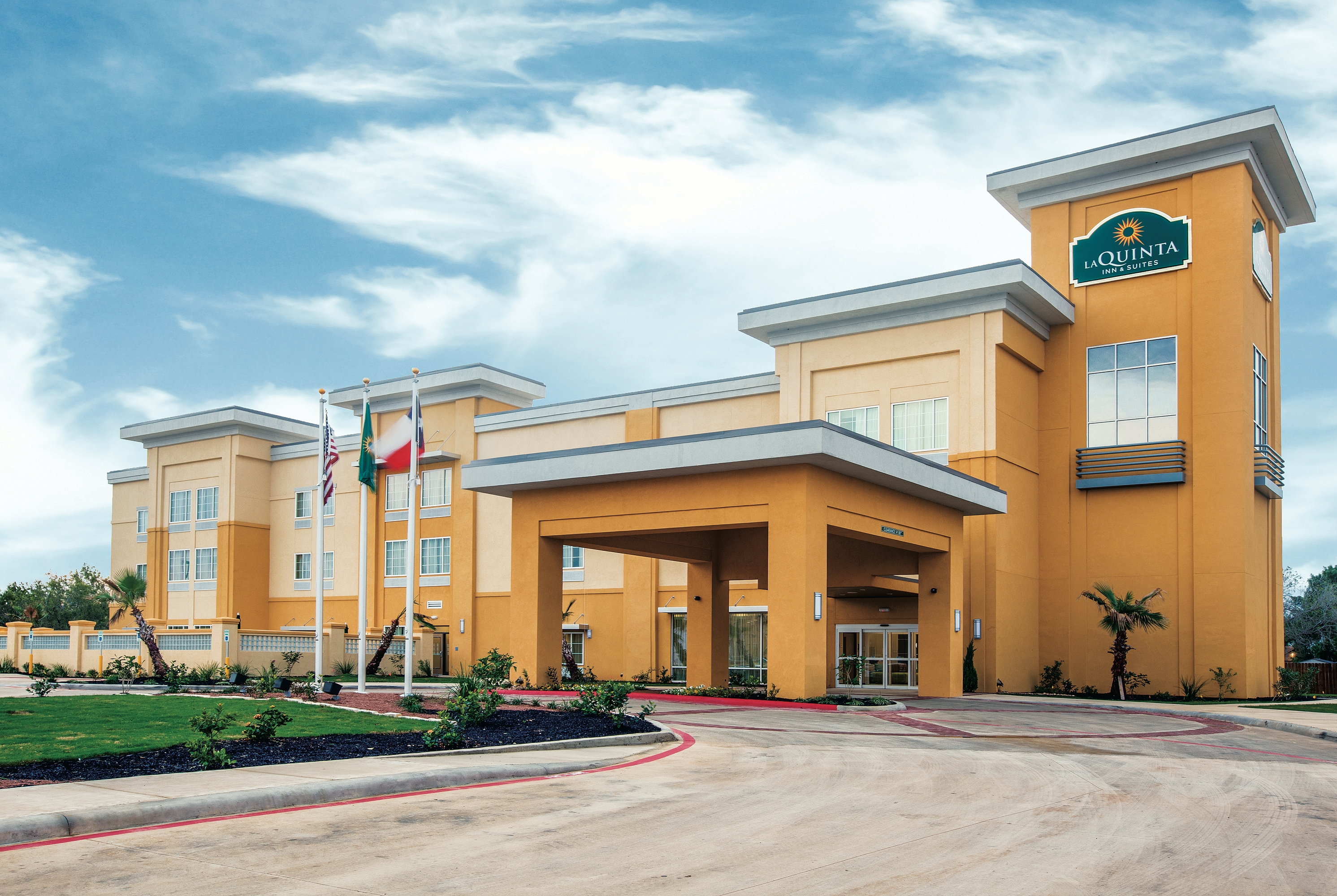 Exterior of La Quinta Inn & Suites by Wyndham Cotulla hotel in Cotulla, Texas