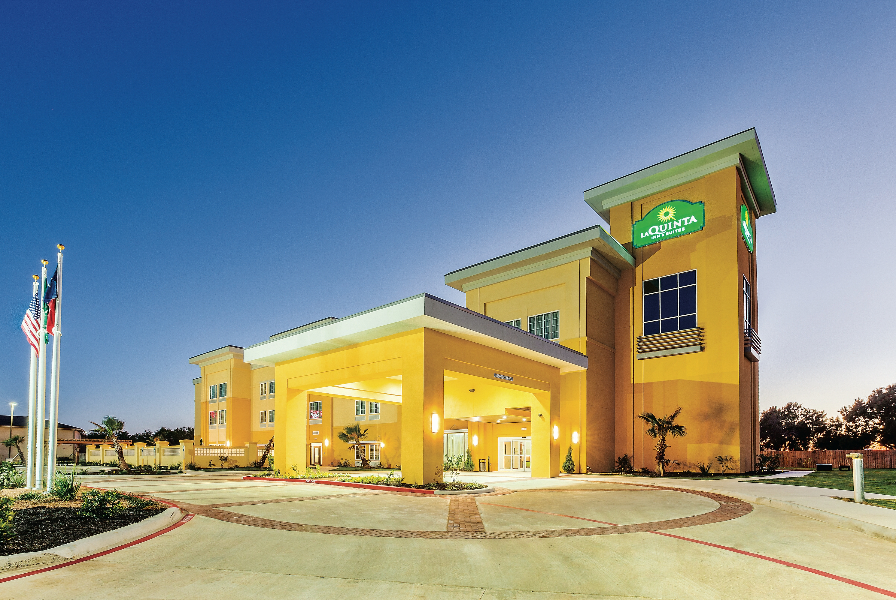 Exterior of La Quinta Inn & Suites by Wyndham Cotulla hotel in Cotulla, Texas