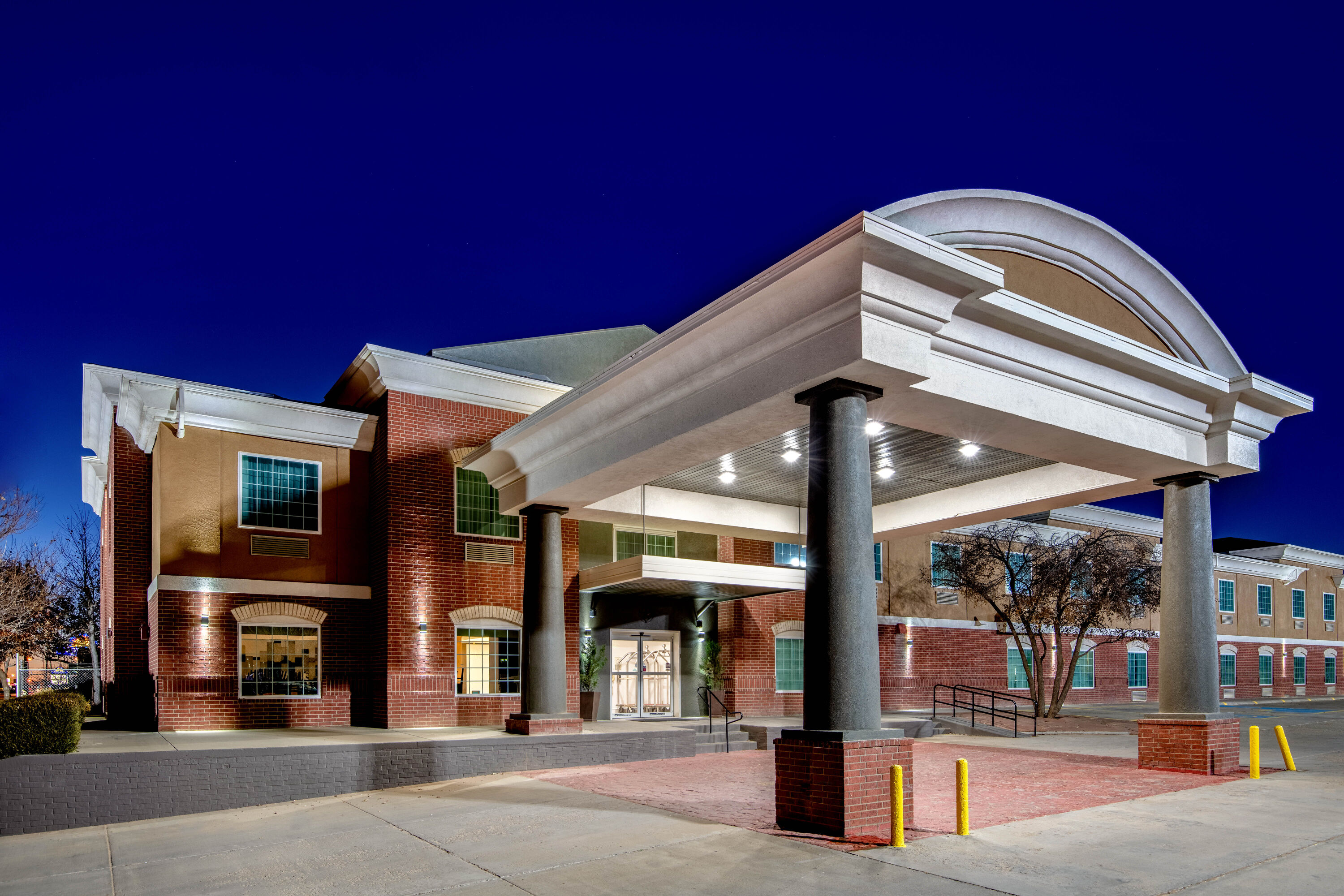 Exterior Night Image of La Quinta Inn & Suites by Wyndham Dalhart hotel in Dalhart, Texas