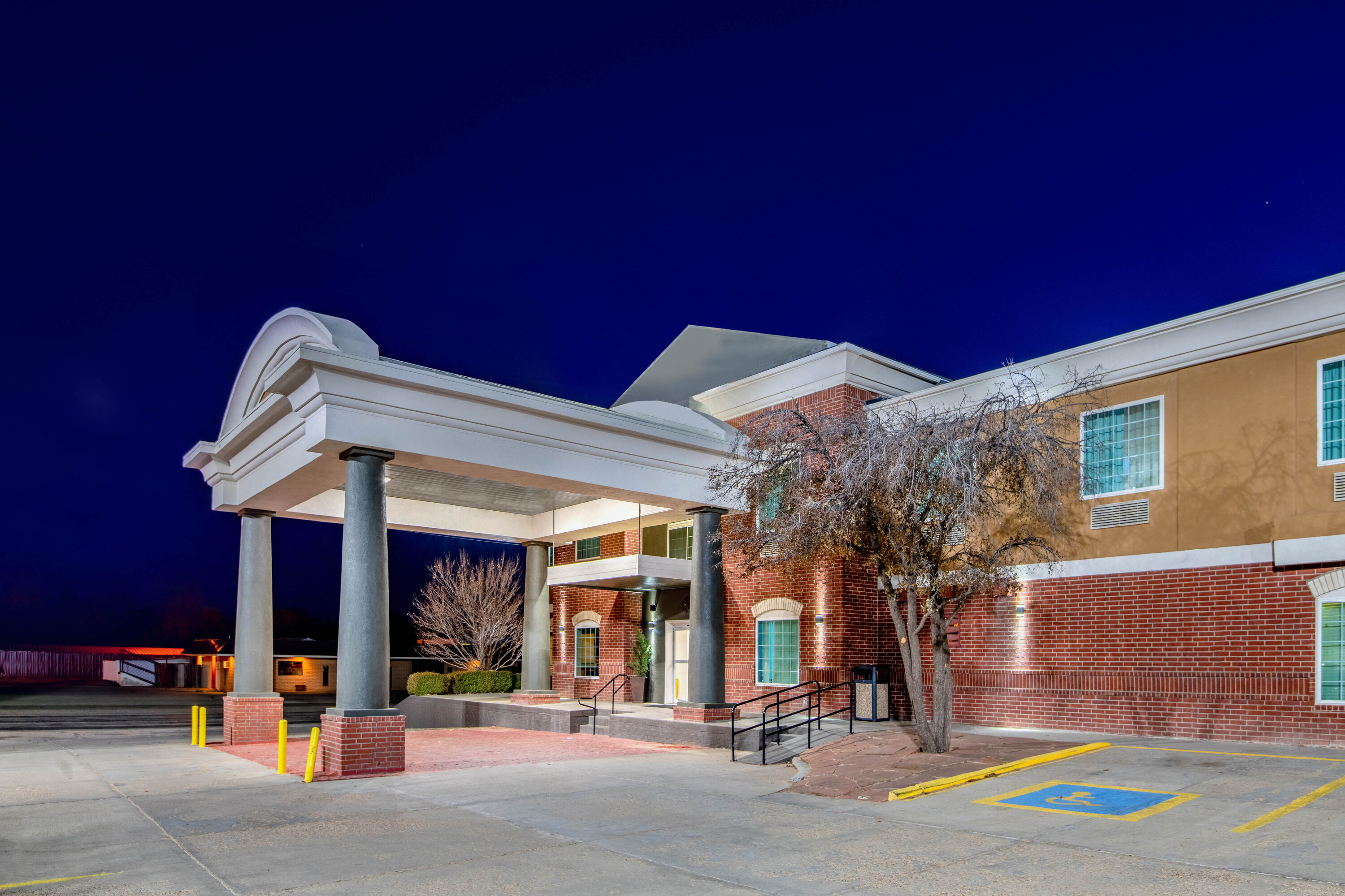 Exterior Night Image of La Quinta Inn & Suites by Wyndham Dalhart hotel in Dalhart, Texas