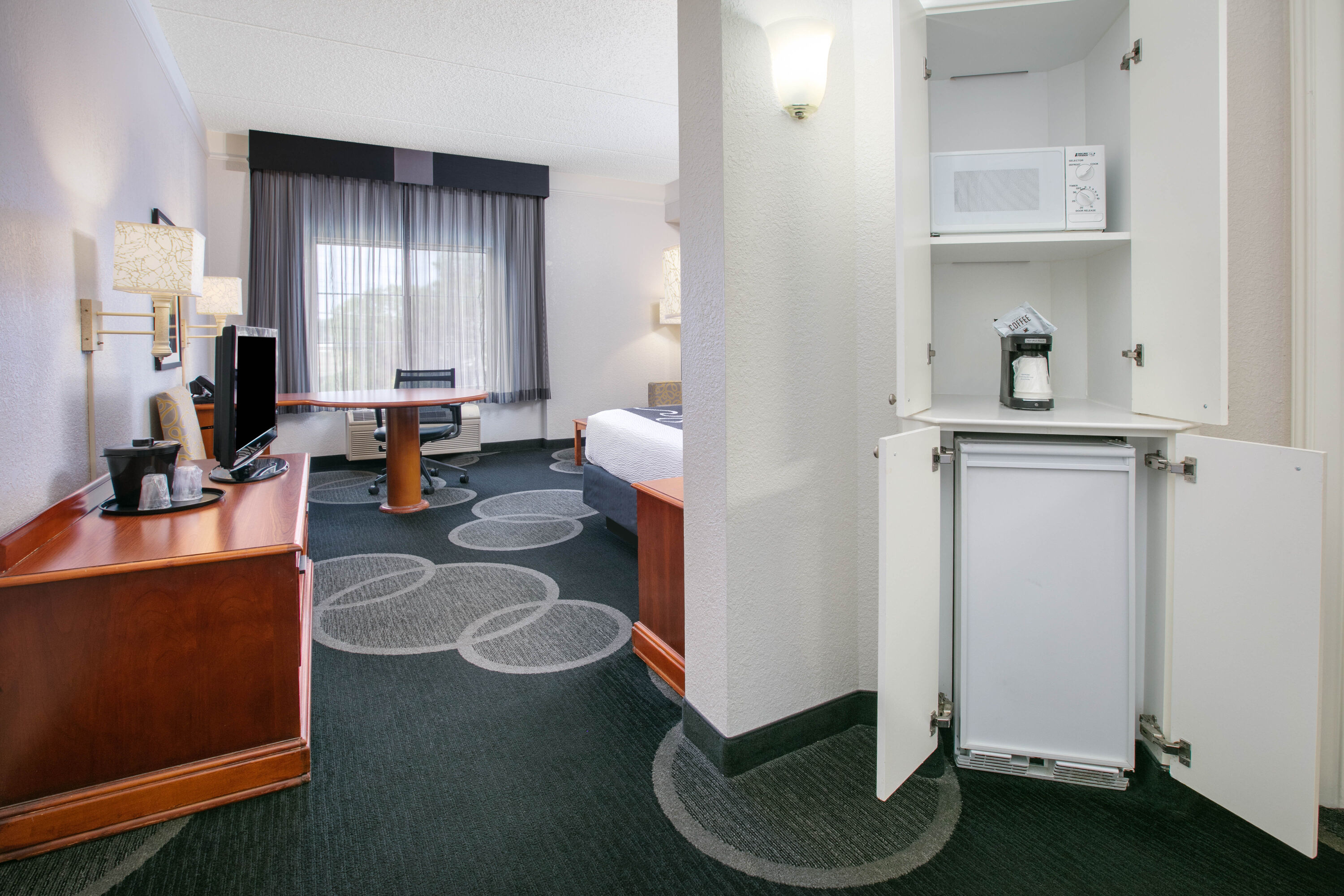 La Quinta Inn & Suites by Wyndham Dallas North Central suite in Dallas, Texas