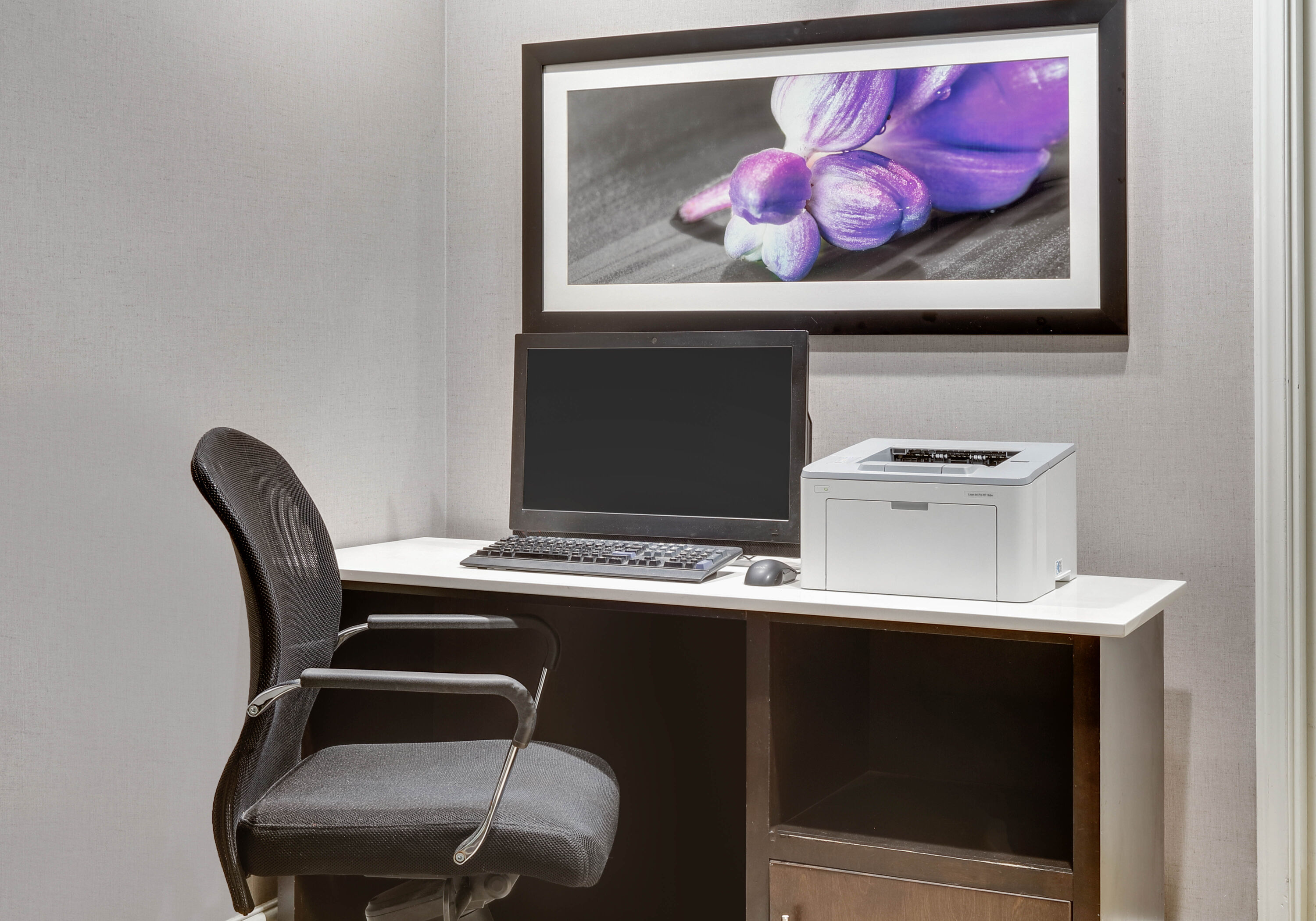 La Quinta Inn & Suites by Wyndham Dallas - Addison Galleria business center in Dallas, Texas