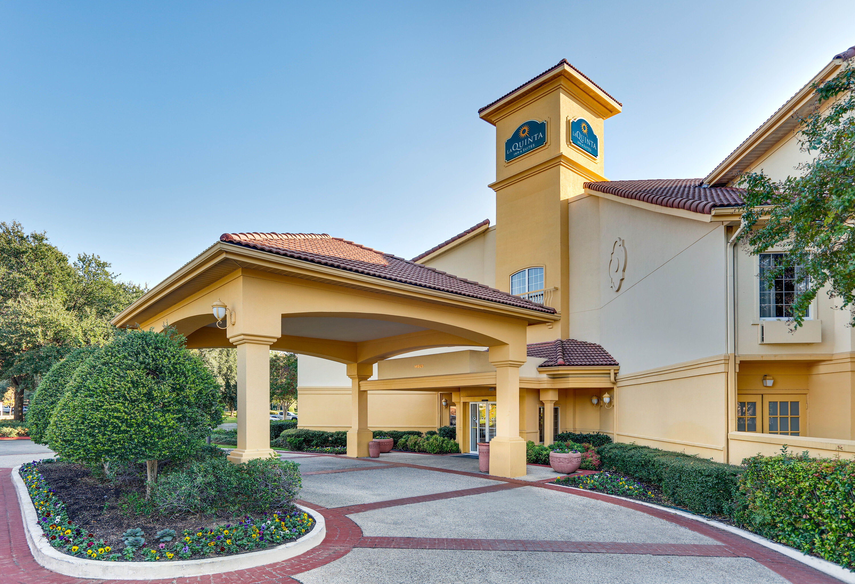 Exterior Day Image of La Quinta Inn & Suites by Wyndham Dallas - Addison Galleria hotel in Dallas, Texas