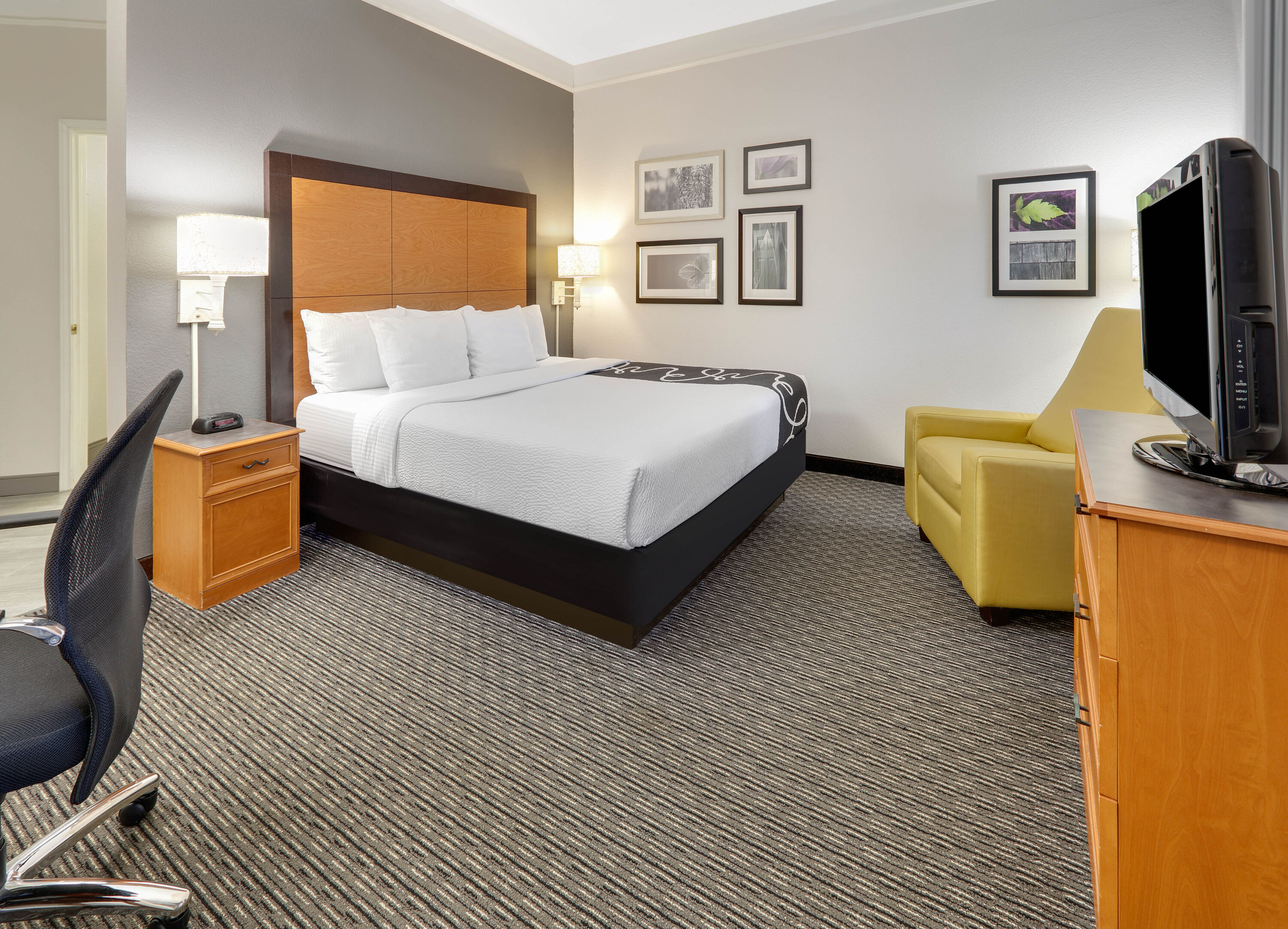 Guest room at the La Quinta Inn & Suites by Wyndham Dallas - Addison Galleria in Dallas, Texas