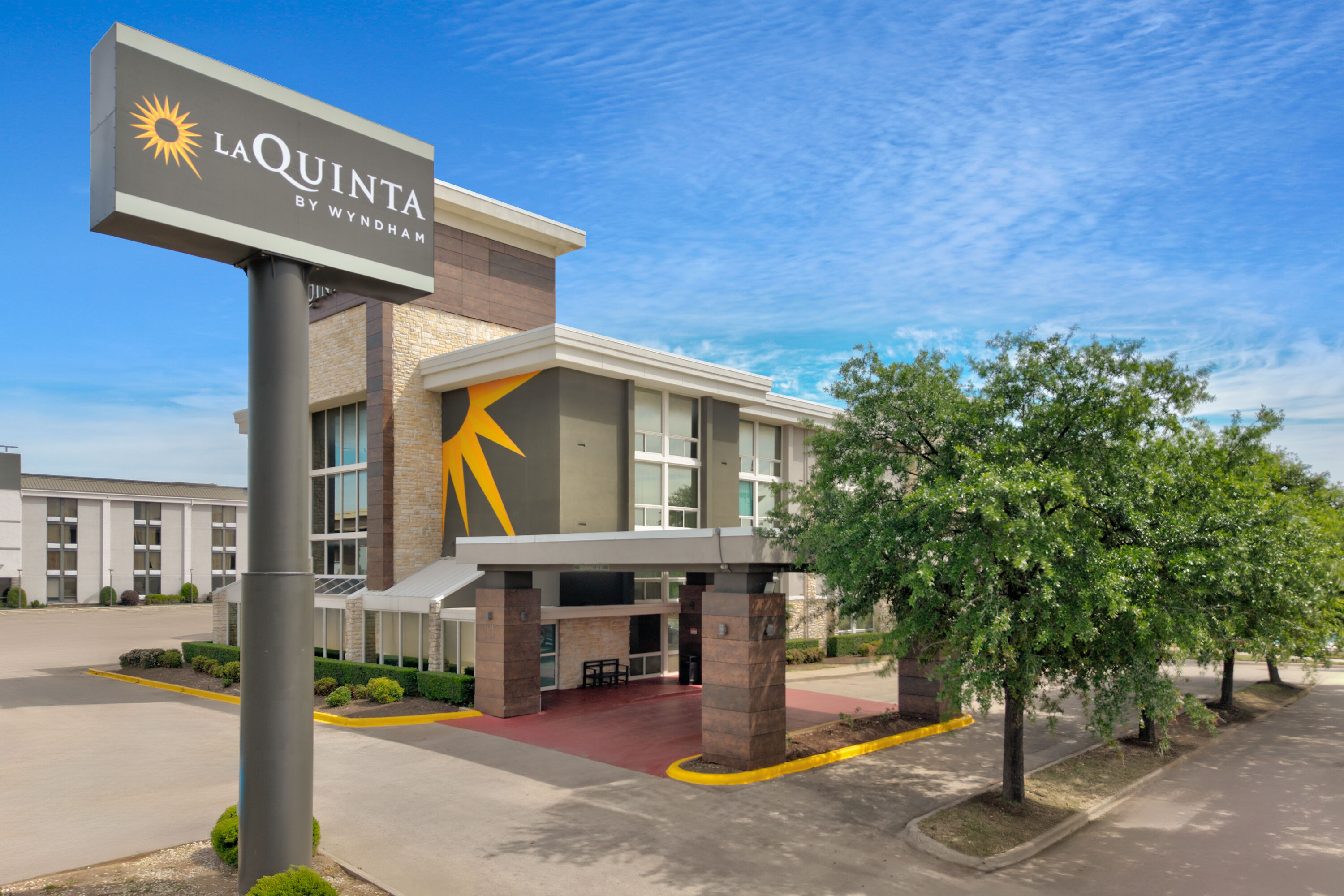 Exterior Day Image of La Quinta Inn & Suites by Wyndham Dallas I-35 Walnut Hill Ln hotel in Dallas, Texas
