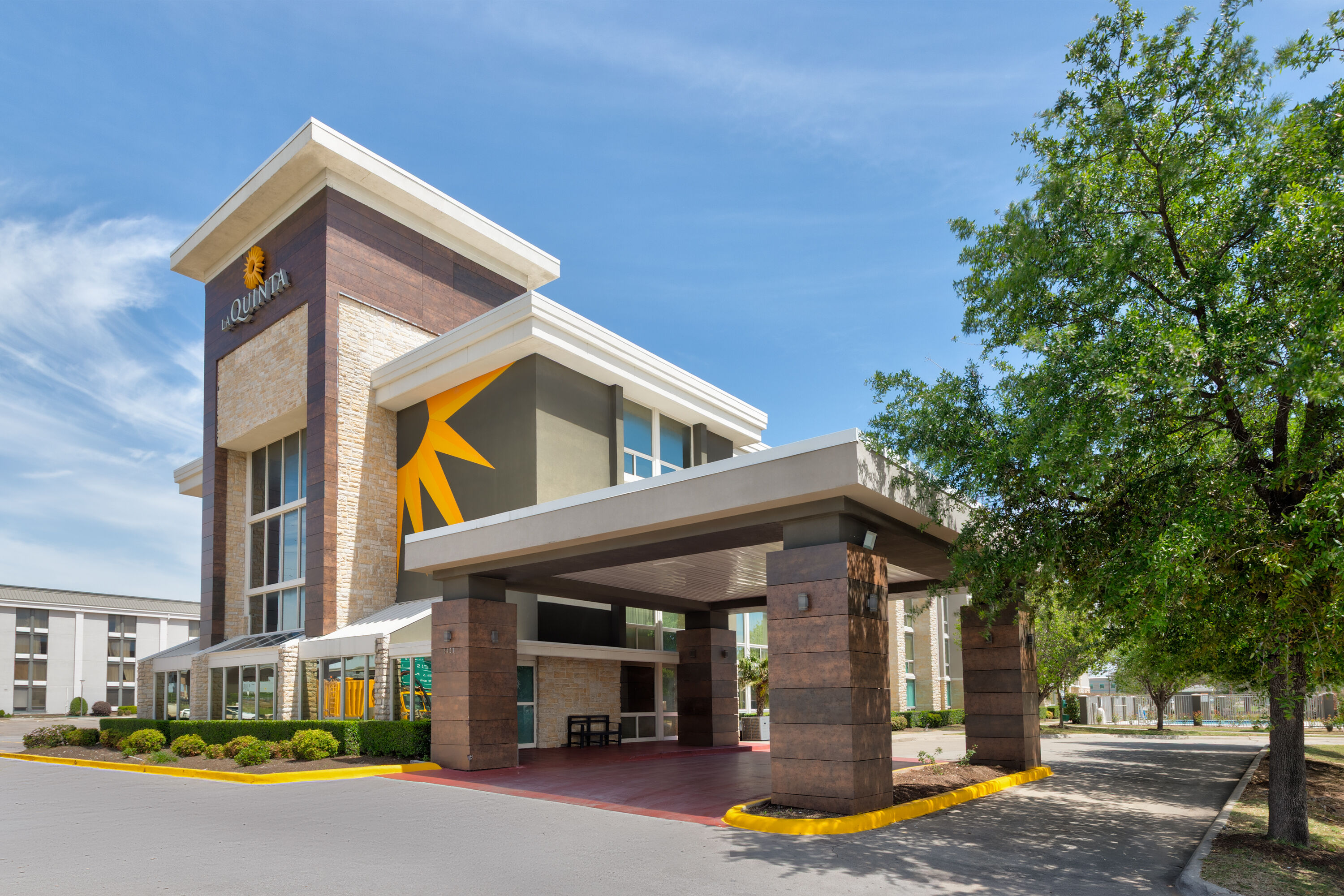Exterior Day Image of La Quinta Inn & Suites by Wyndham Dallas I-35 Walnut Hill Ln hotel in Dallas, Texas