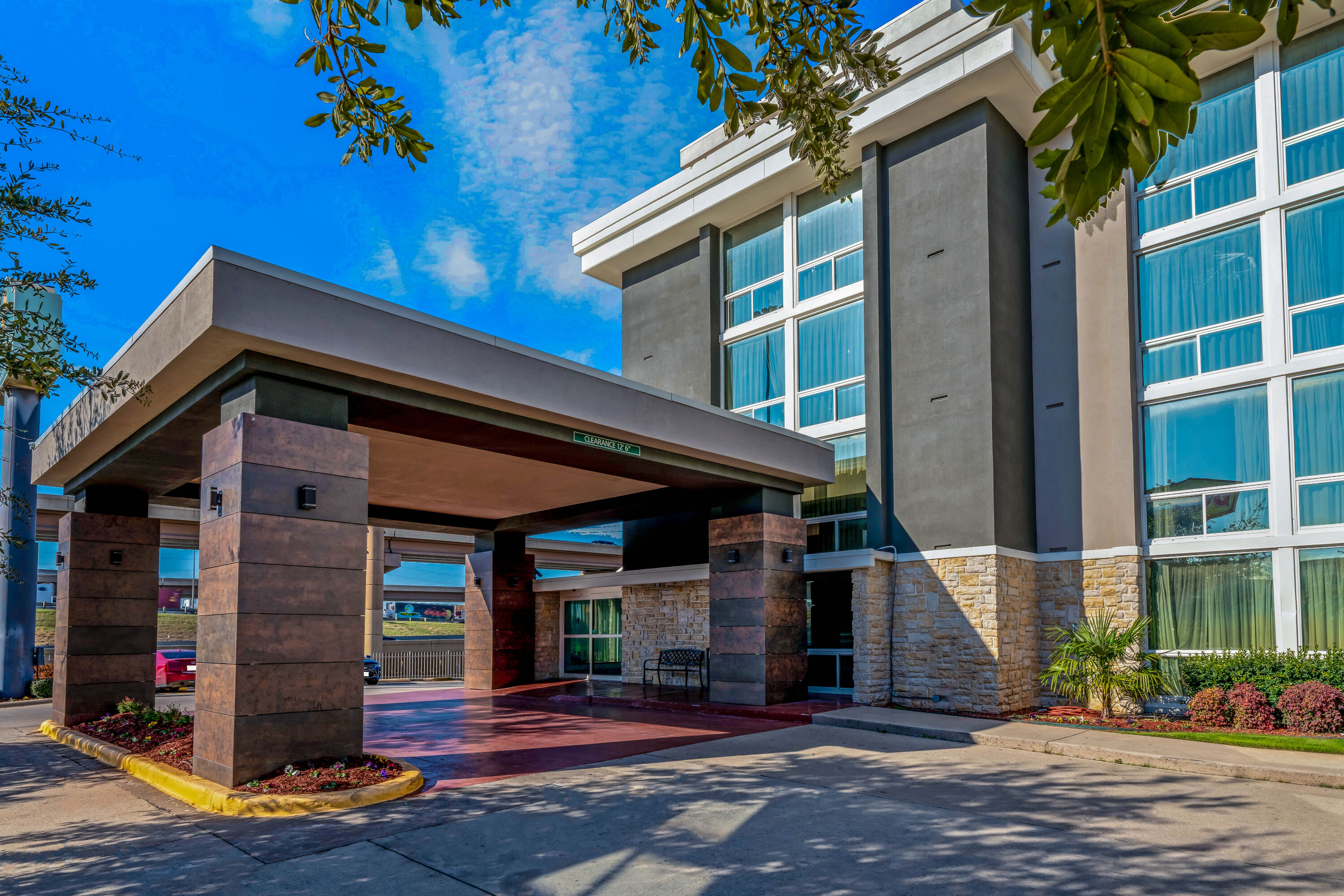 Exterior Day Image of La Quinta Inn & Suites by Wyndham Dallas I-35 Walnut Hill Ln hotel in Dallas, Texas
