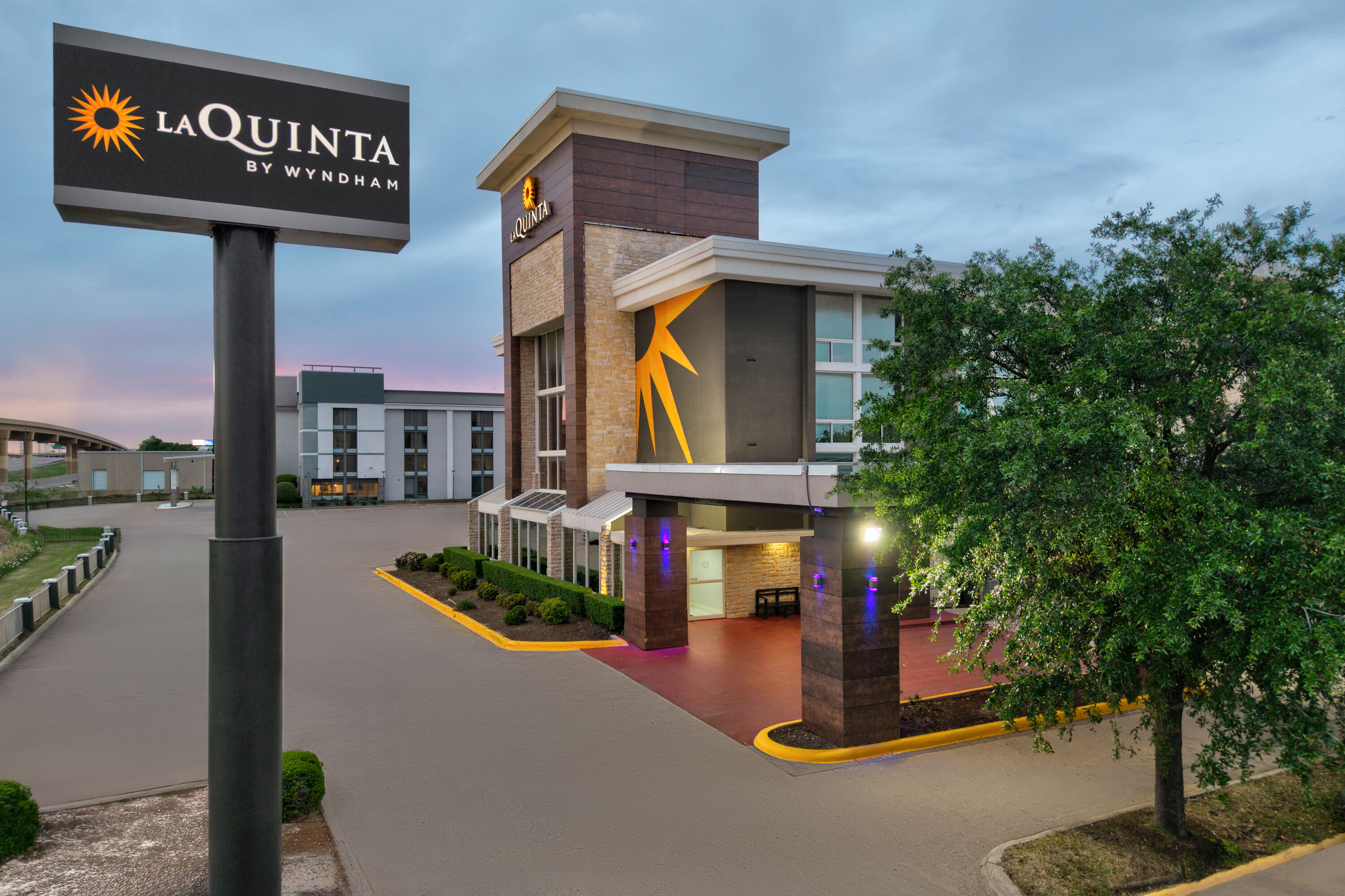 Exterior Dusk Image of La Quinta Inn & Suites by Wyndham Dallas I-35 Walnut Hill Ln hotel in Dallas, Texas