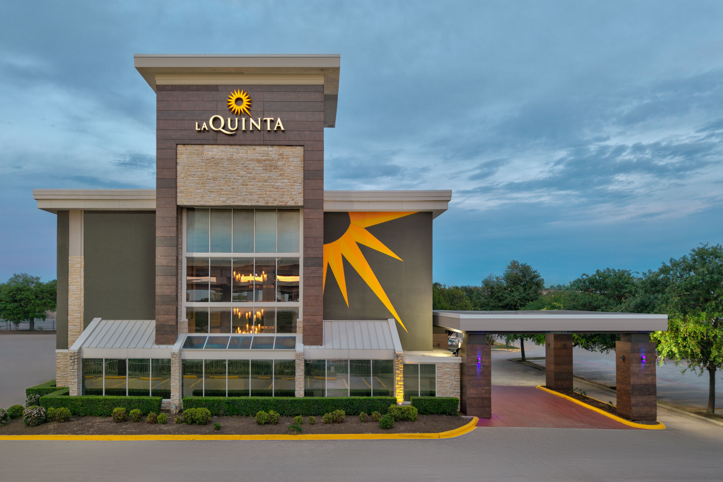 Exterior Dusk Image of La Quinta Inn & Suites by Wyndham Dallas I-35 Walnut Hill Ln hotel in Dallas, Texas
