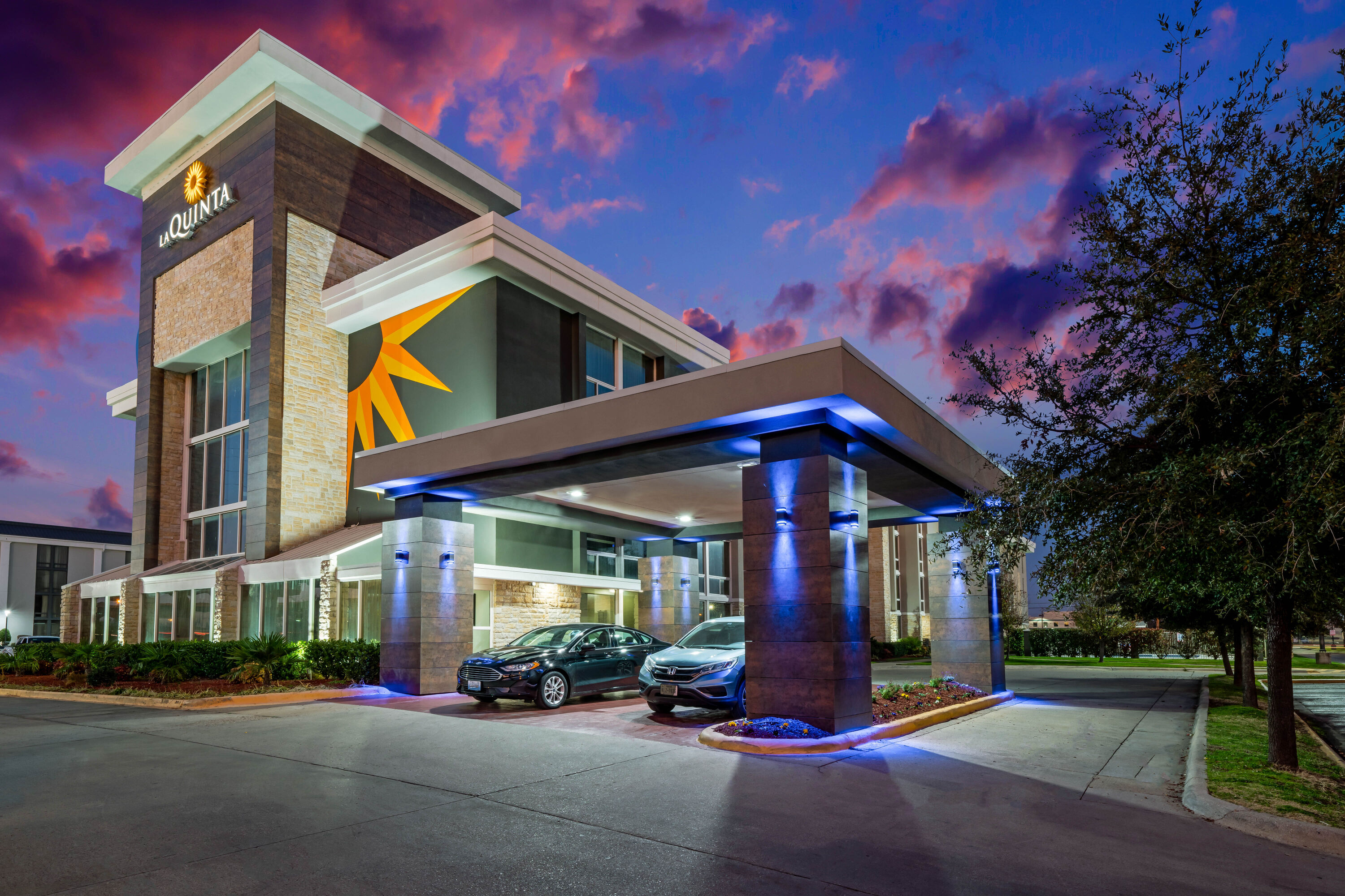 Exterior Dusk Image of La Quinta Inn & Suites by Wyndham Dallas I-35 Walnut Hill Ln hotel in Dallas, Texas