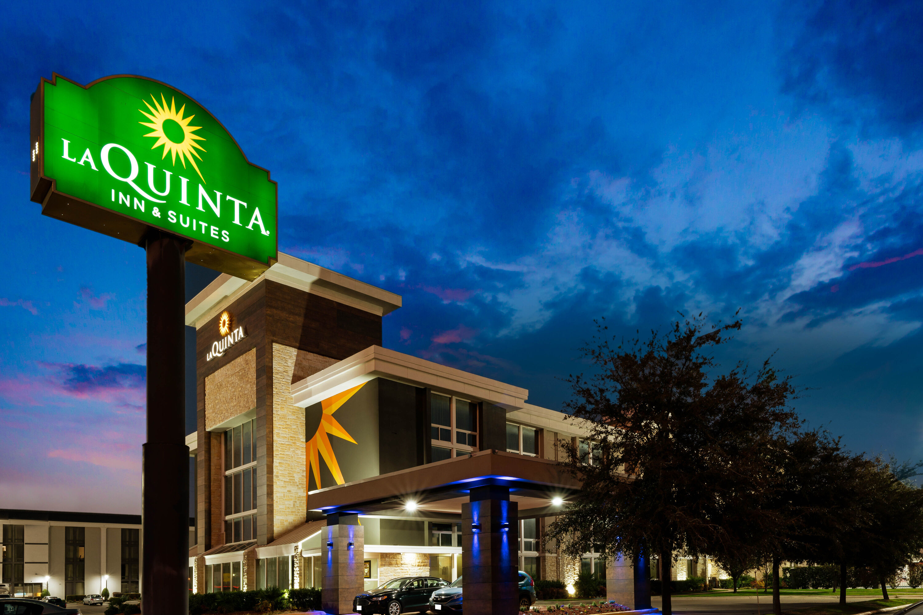 Exterior Dusk Image of La Quinta Inn & Suites by Wyndham Dallas I-35 Walnut Hill Ln hotel in Dallas, Texas