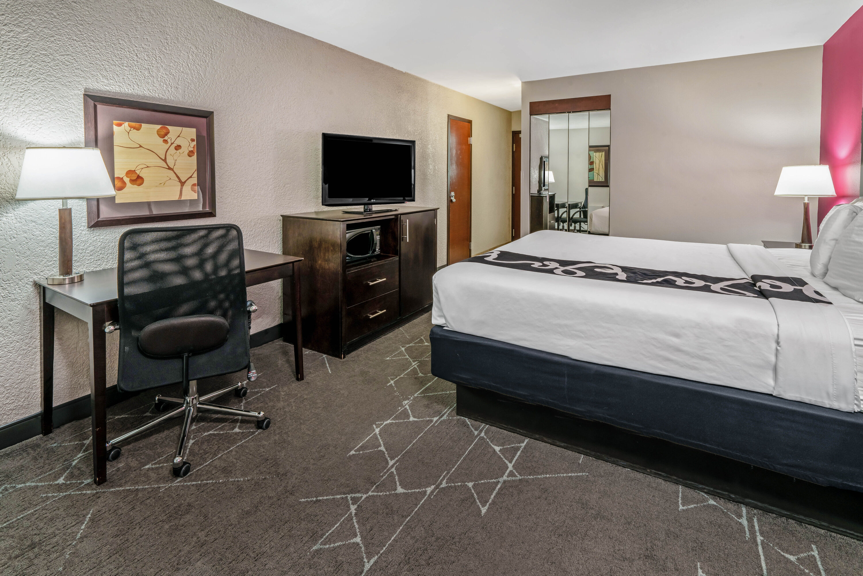Guest room at the La Quinta Inn & Suites by Wyndham Dallas I-35 Walnut Hill Ln in Dallas, Texas